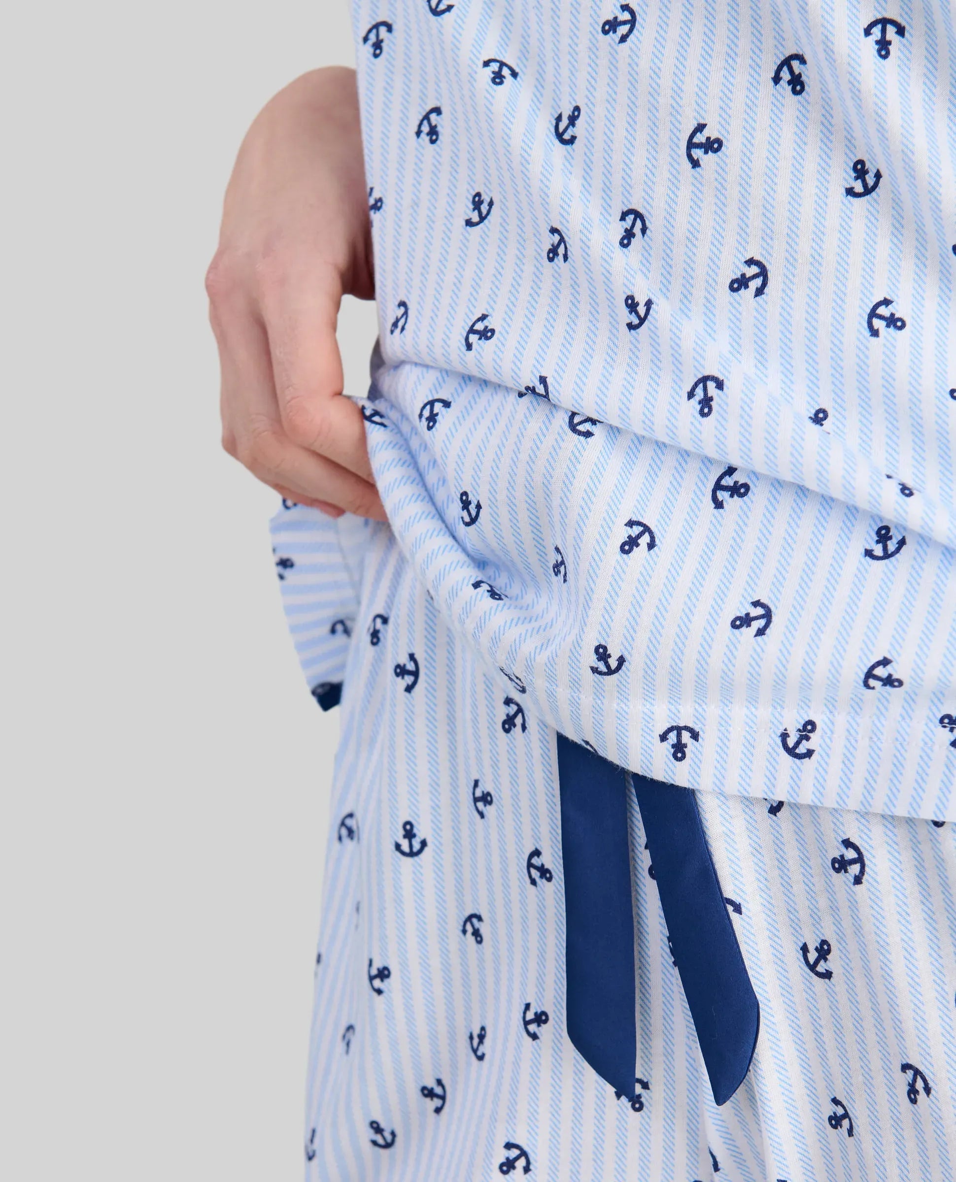 Detalle de pantalón largo de pijama estampado veraniego de anclas con lazo de raso marino