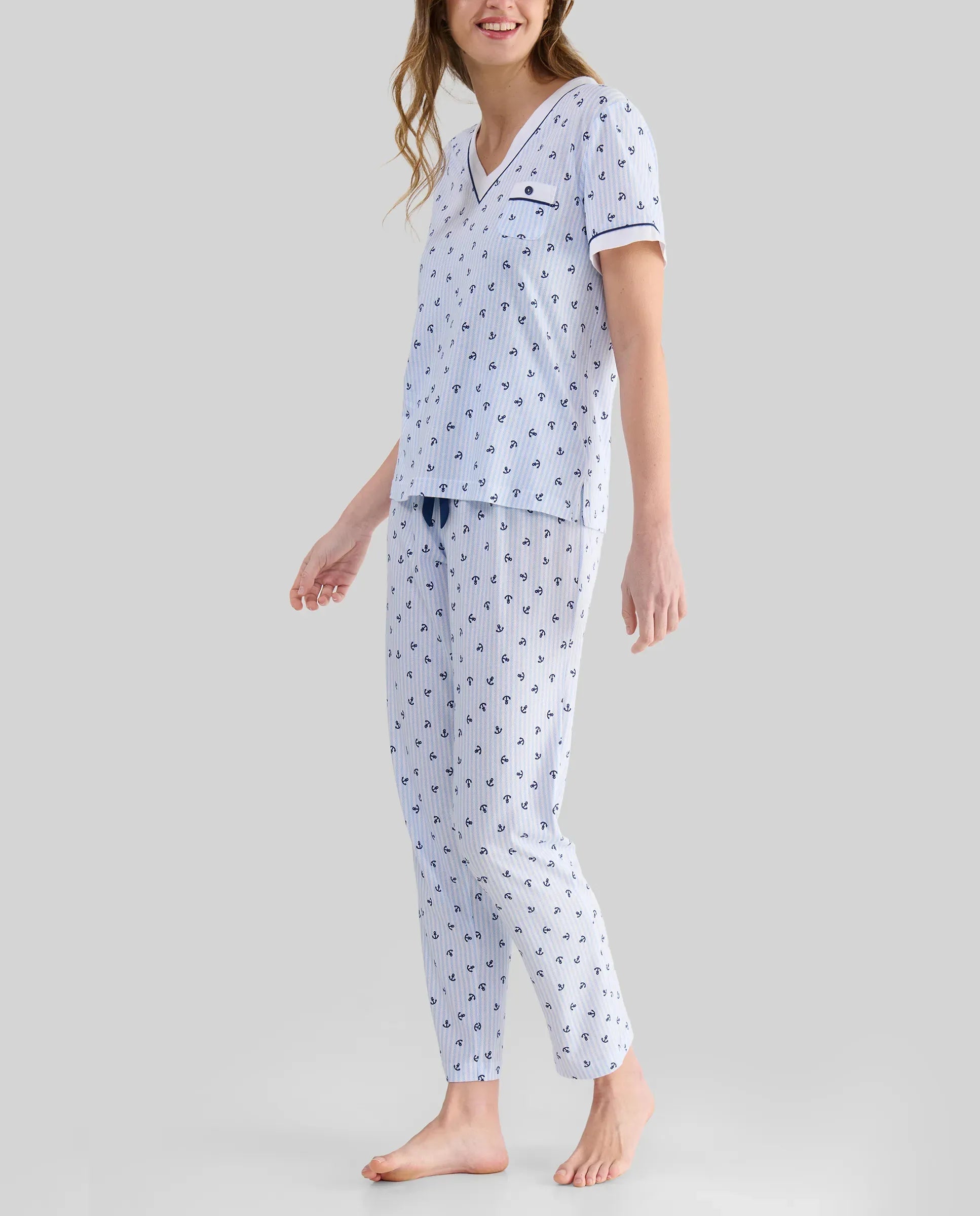 Mujer con pijama largo manga corta en algodón y modal estampado anclas y cuello pico