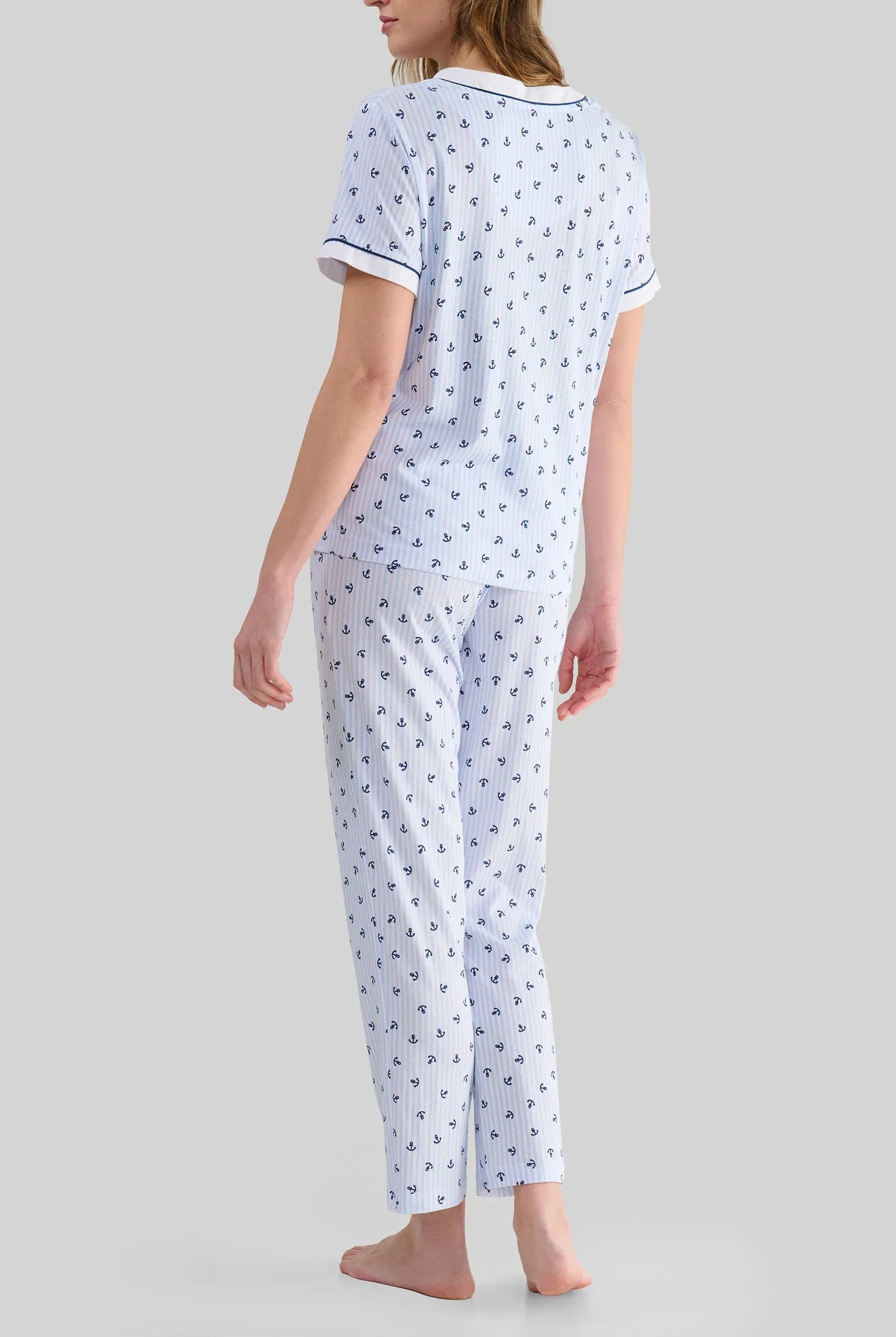 Vista trasera pijama largo de mujer de manga corta para verano estampado anclas