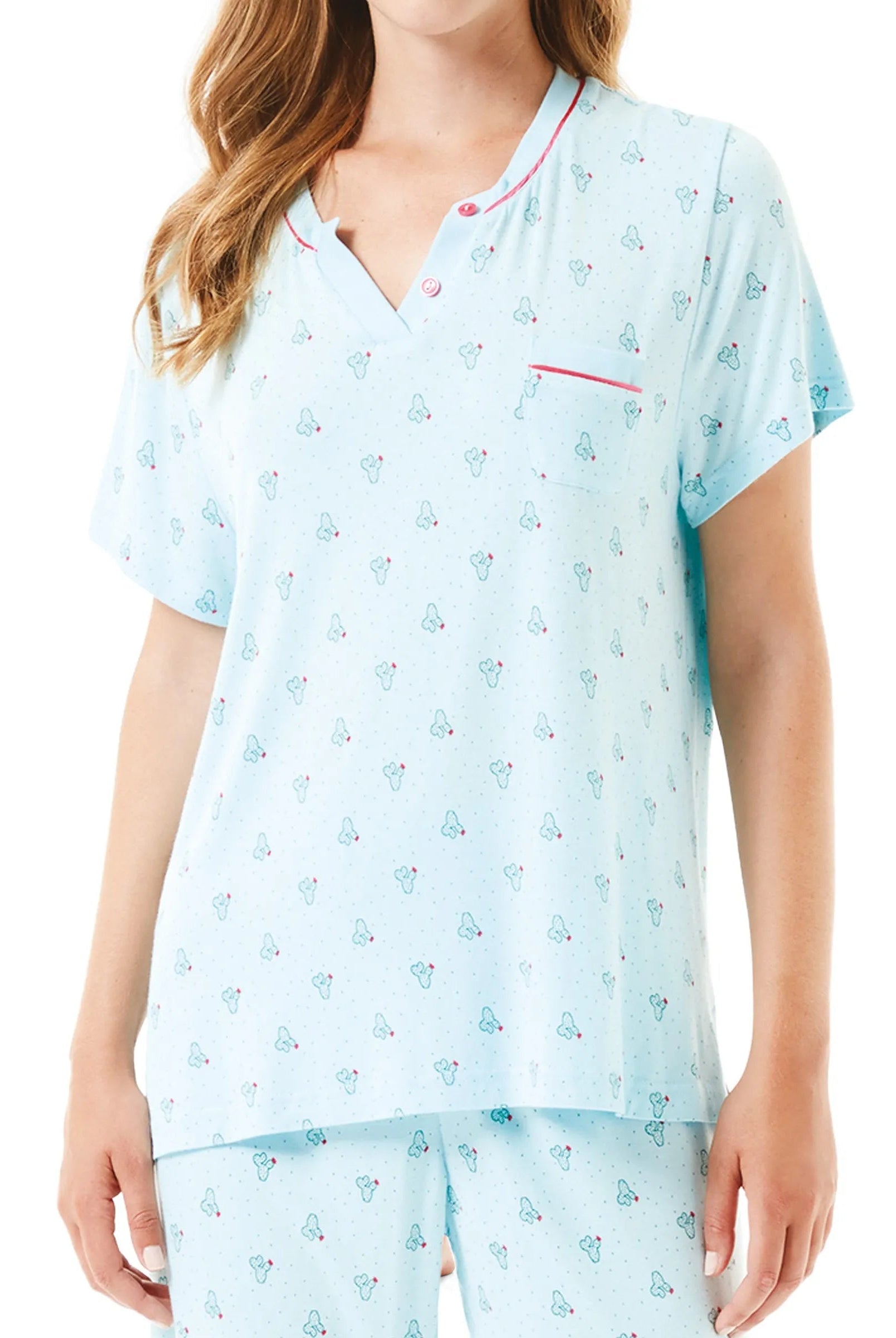 Vista detalle de chaquetilla de pijama de mujer con cuello abierto de botones y estampado cactus