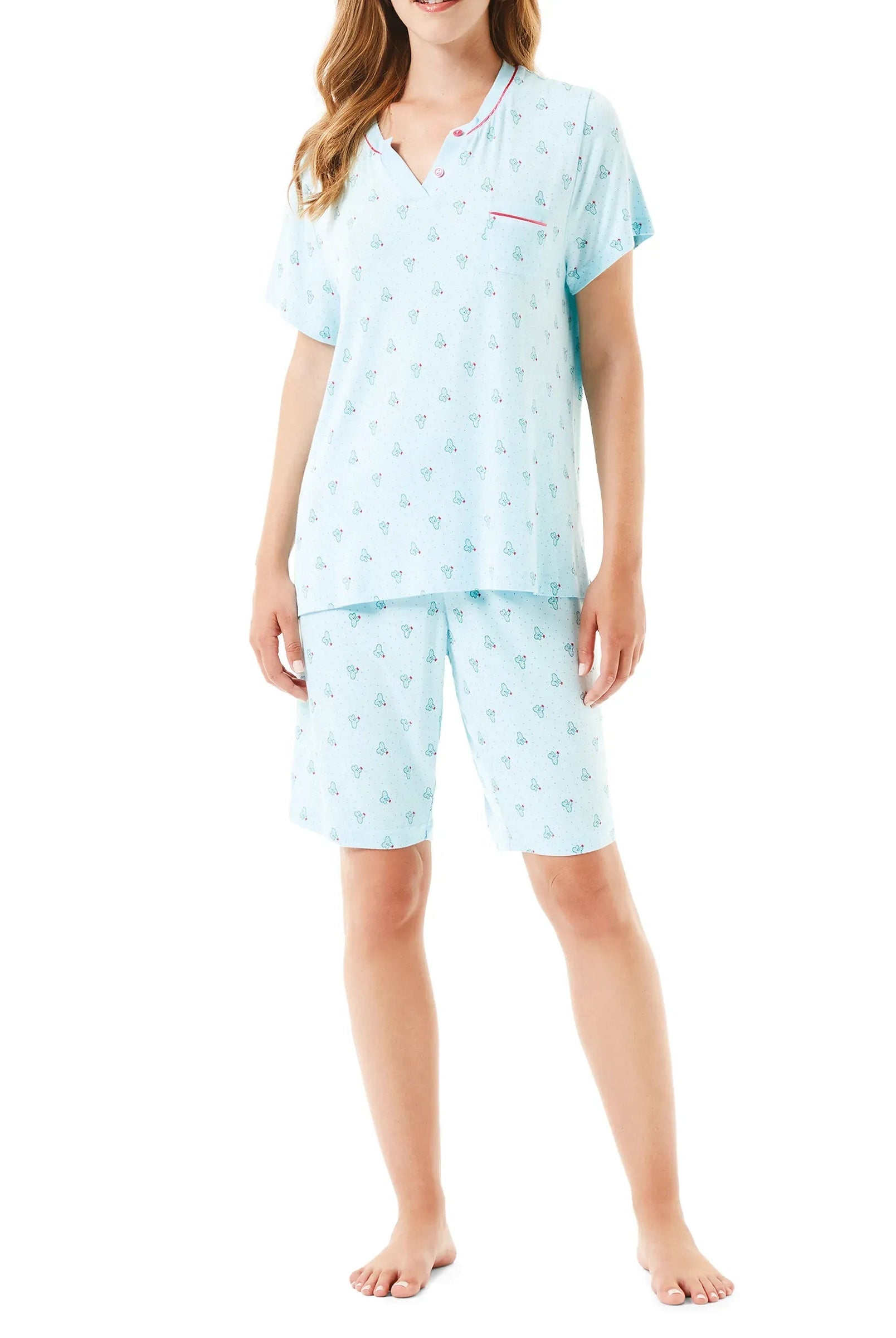 Una mujer viste un conjunto veraniego de pijama verde con pantalones cortos y estampado de cactus.