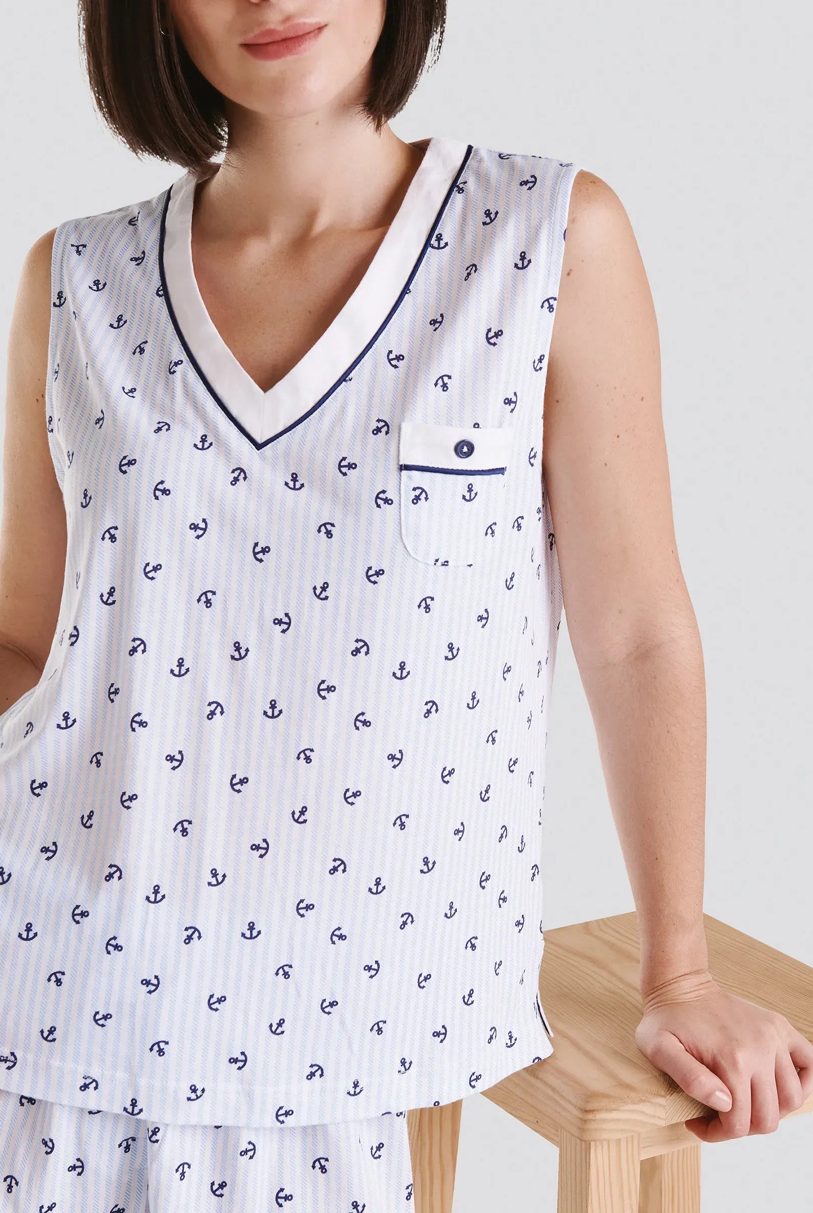 Detalle de camiseta de pijama de verano sin mangas y cuello pico para mujer