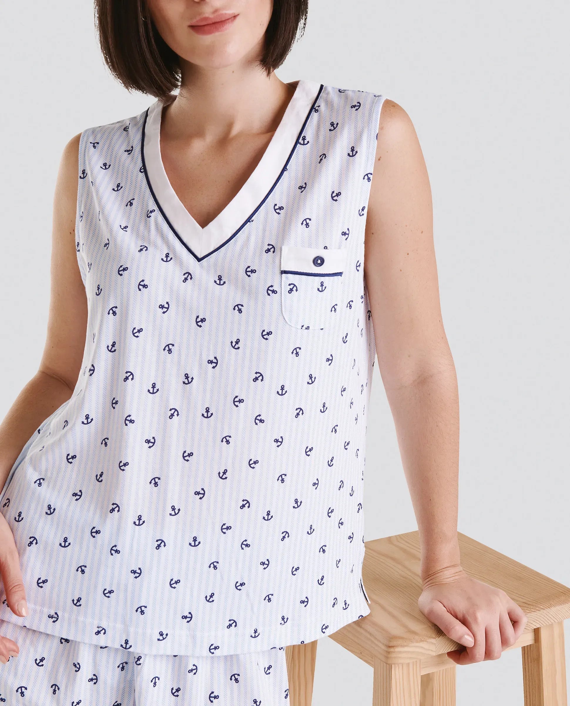Detalle de camiseta de pijama de verano sin mangas y cuello pico para mujer