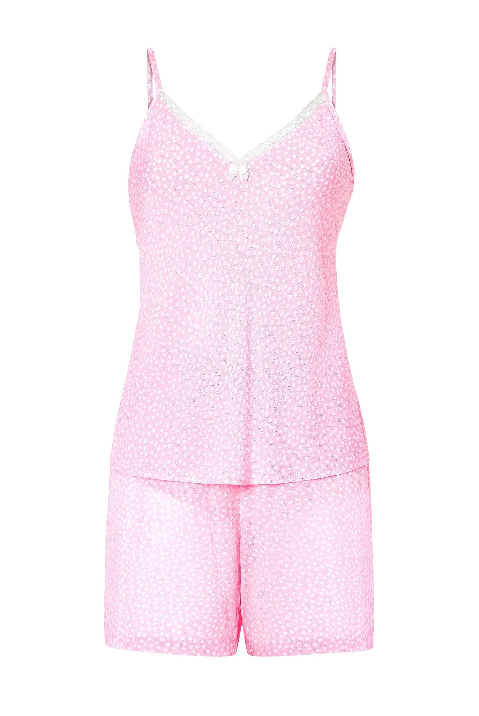 Vista trasera de mujer con pijama rosa corto de verano con camiseta de tirante fino y pantalón corto