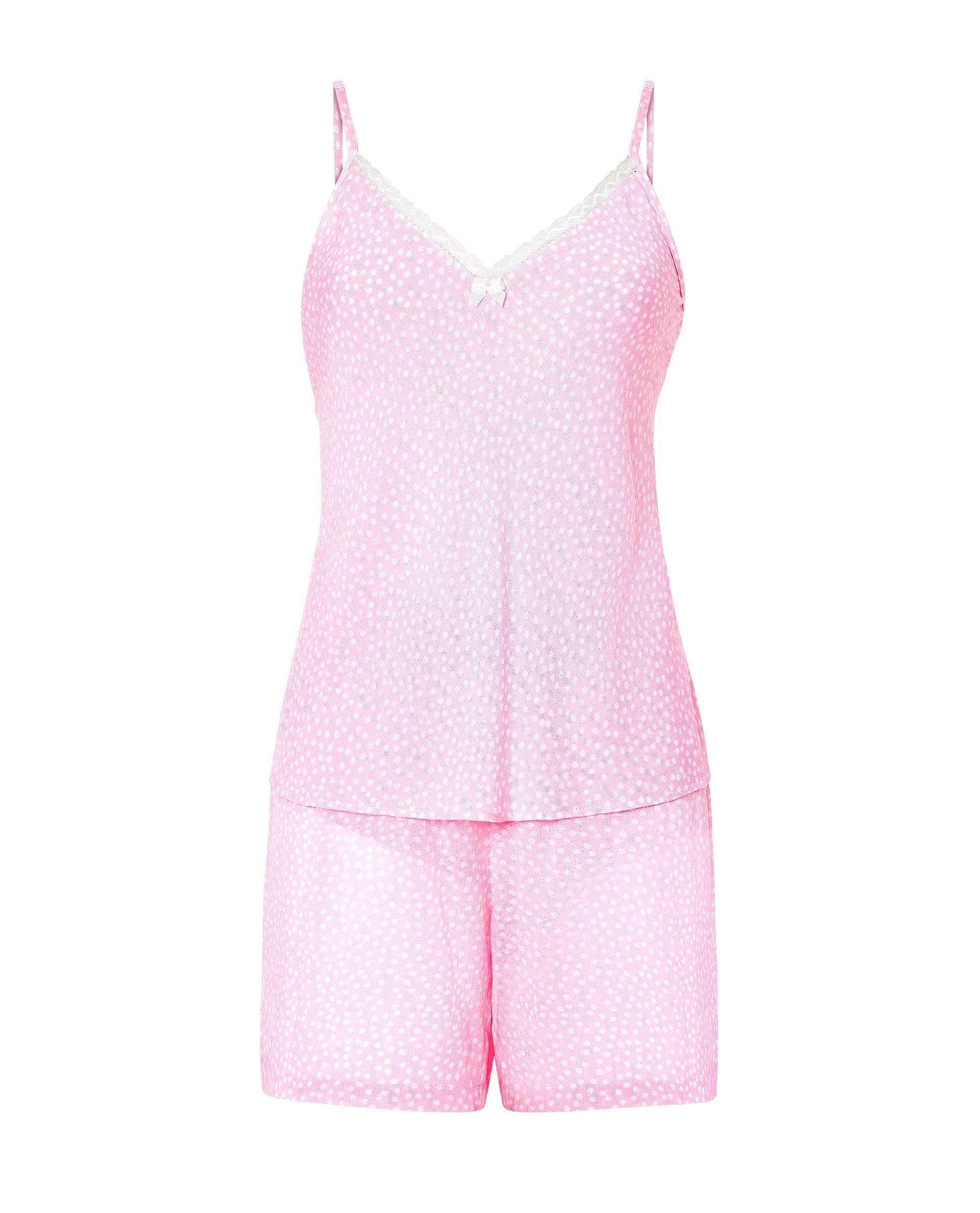 Vista trasera de mujer con pijama rosa corto de verano con camiseta de tirante fino y pantalón corto