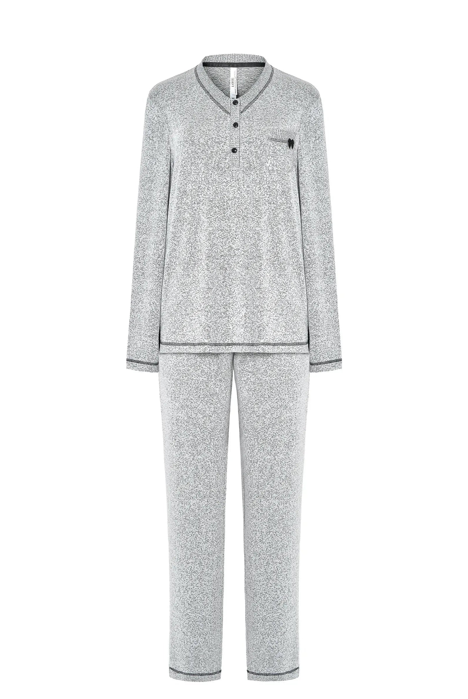 Conjunto de pijama gris de dos piezas con camiseta abotonada de manga larga con bolsillo en el pecho y pantalón largo a juego
