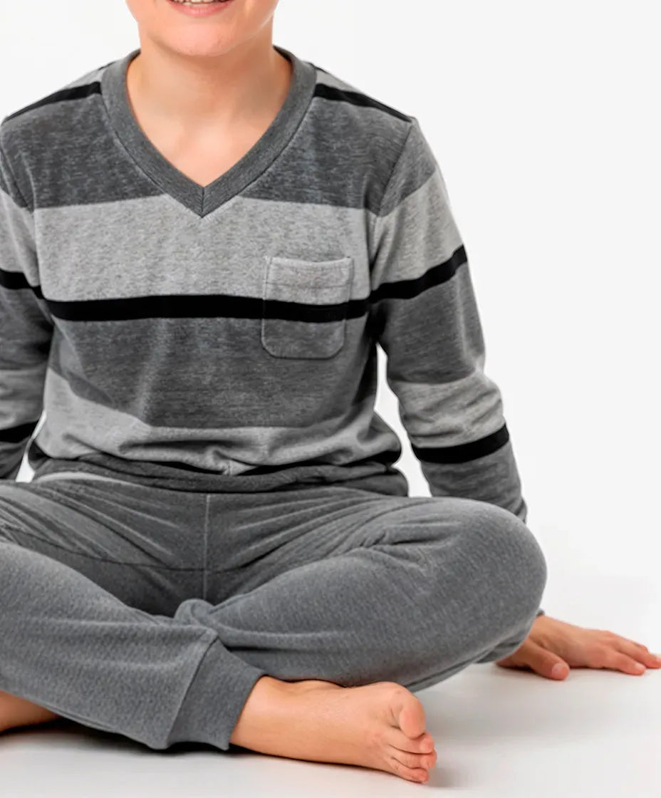 Vista detalle de niño con confortable pijama de invierno en terciopelo gris a rayas, cuello pico y puños elásticos