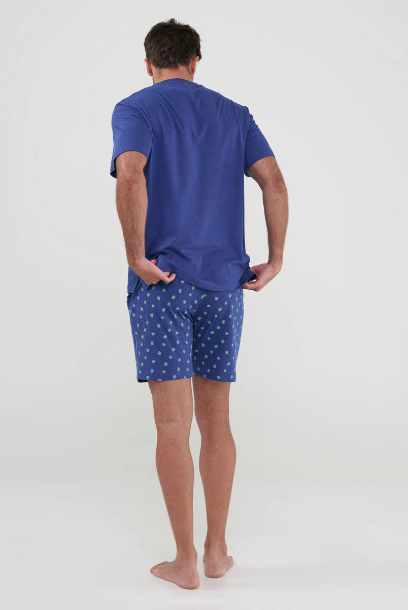 Hombre de espaldas con pijama fresco para verano de color azul