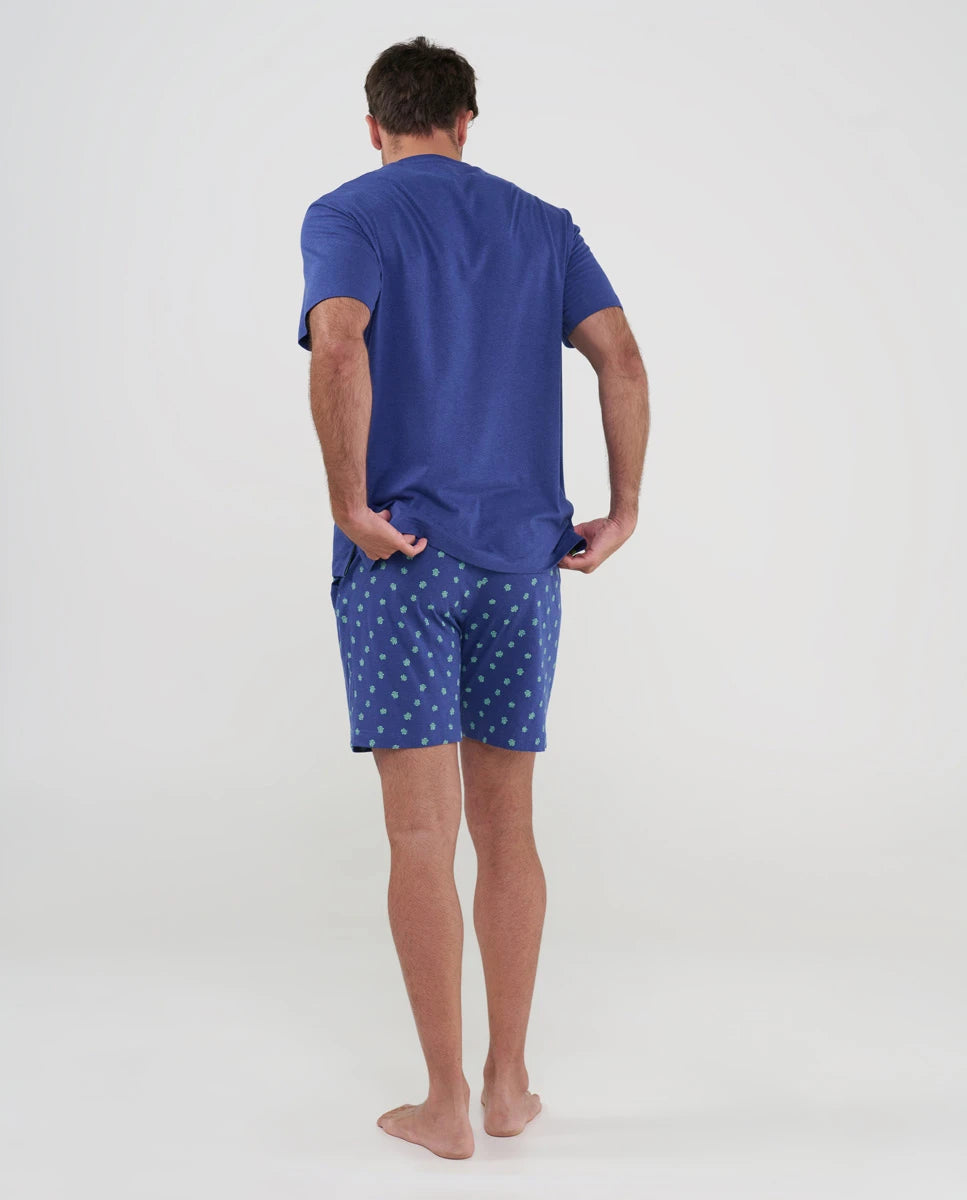 Hombre de espaldas con pijama fresco para verano de color azul