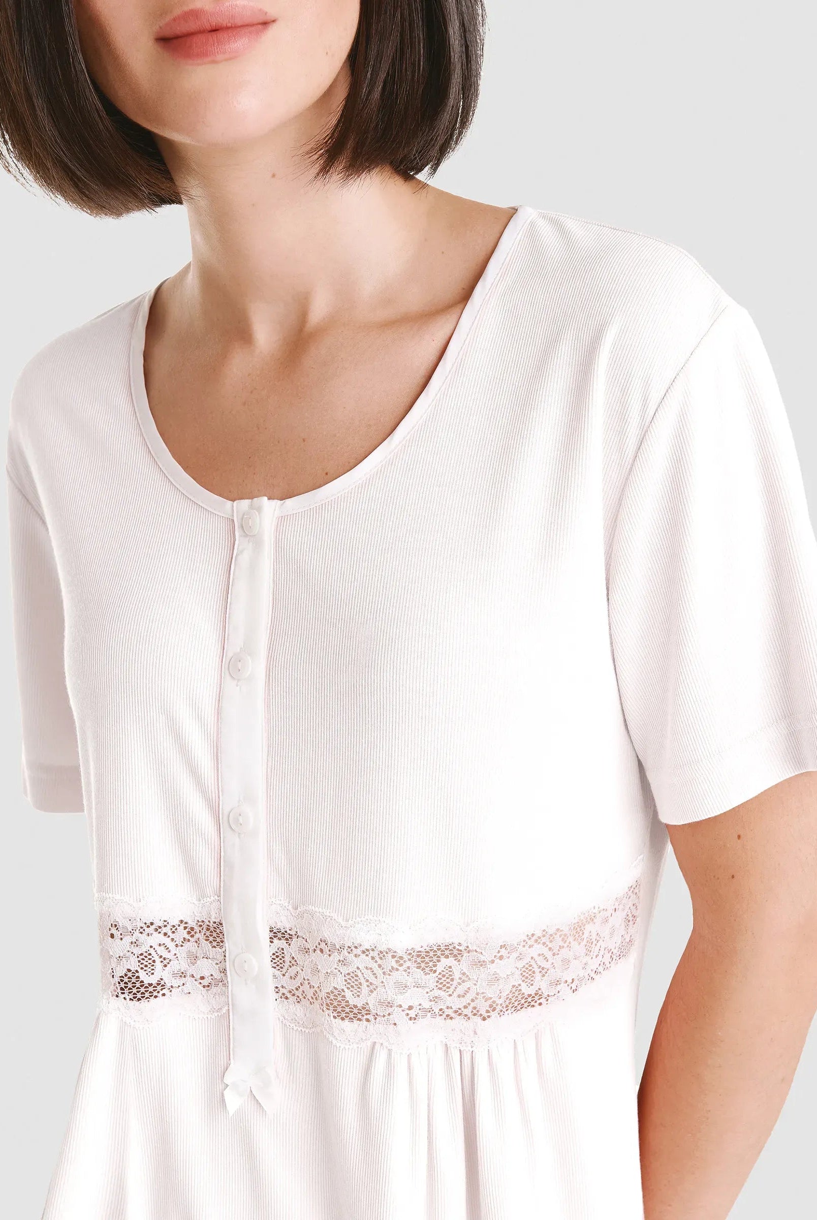 Pijama de verano para mujer abierto con bolsillos en viscosa rosa a topitos, fresco y elegante