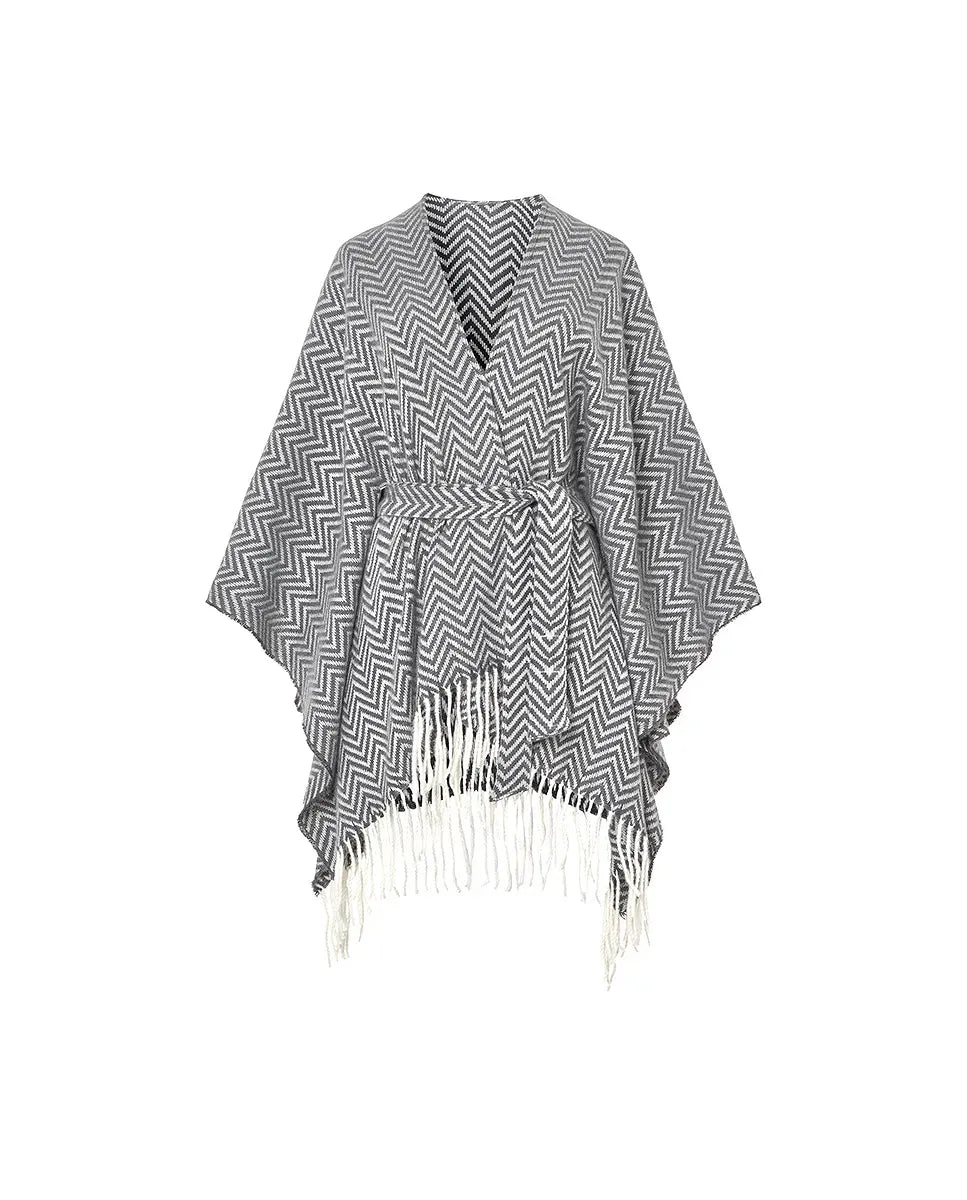 Elegante poncho gris y blanco en zigzag con cinturón y ribete de flecos blancos