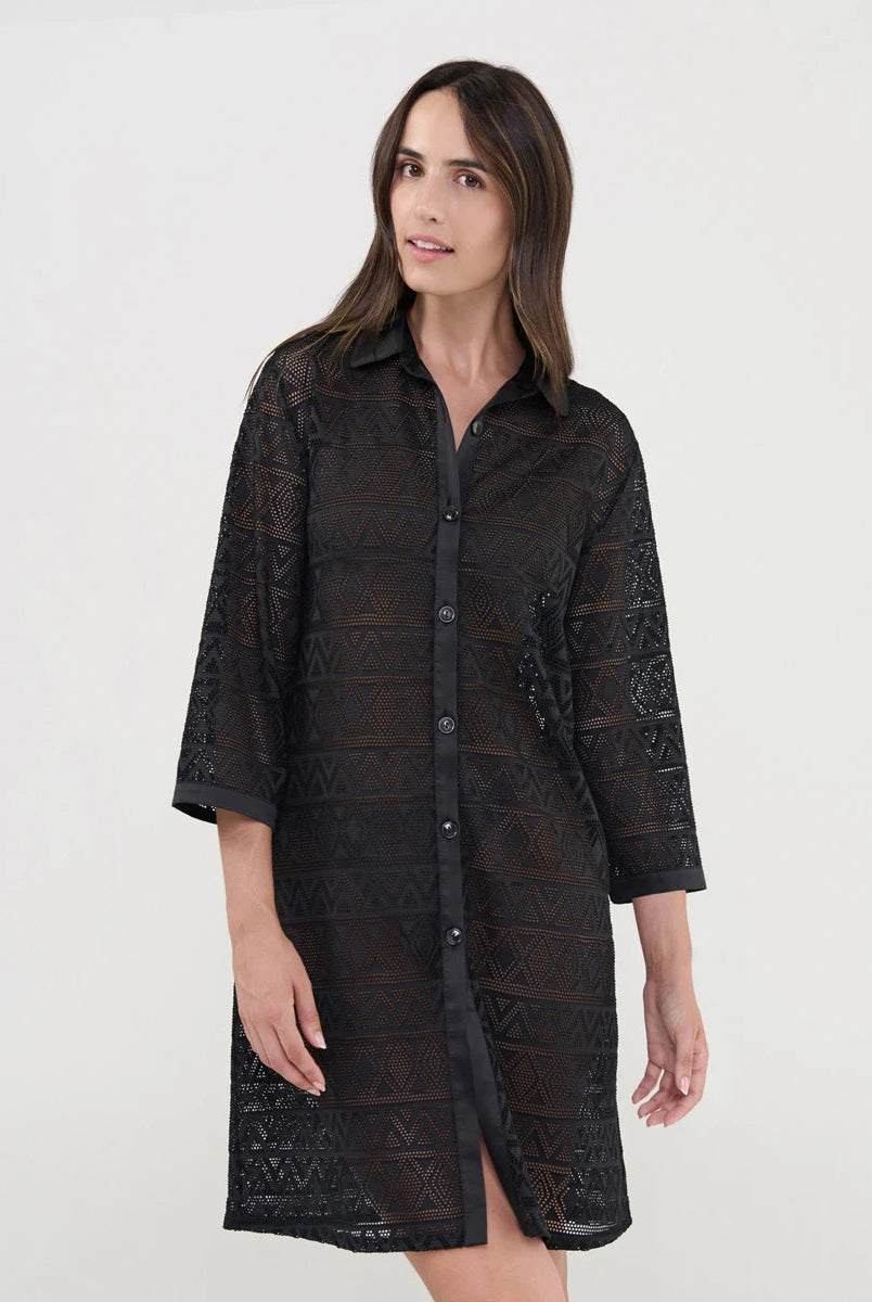 Mujer con vestido camisero negro en punto desagujado de diseño geométrico, abierto con botones
