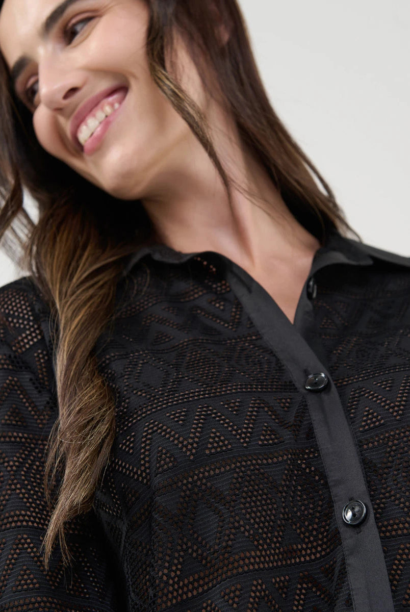 Vista detalle del vestido abotonado en punto desagujado negro