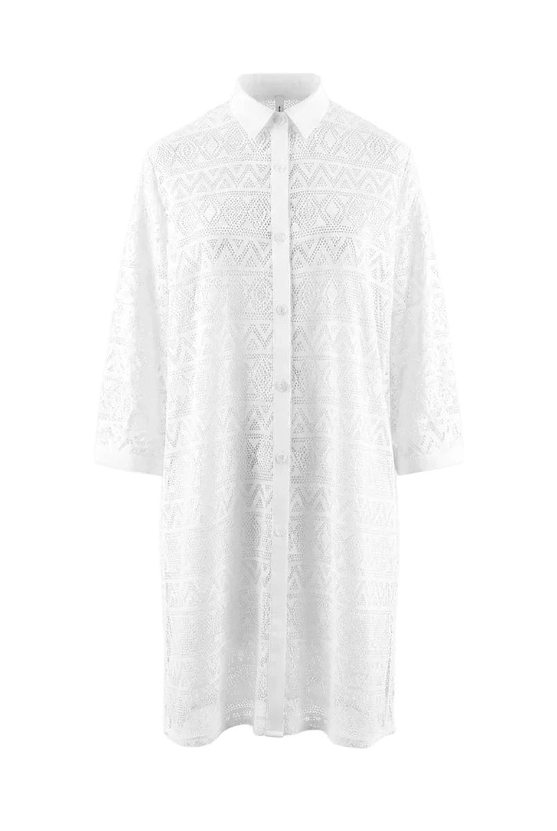 Mujer luce vestido camisero midi a rayas azules y blancas con botones blancos y mangas tres cuartos.