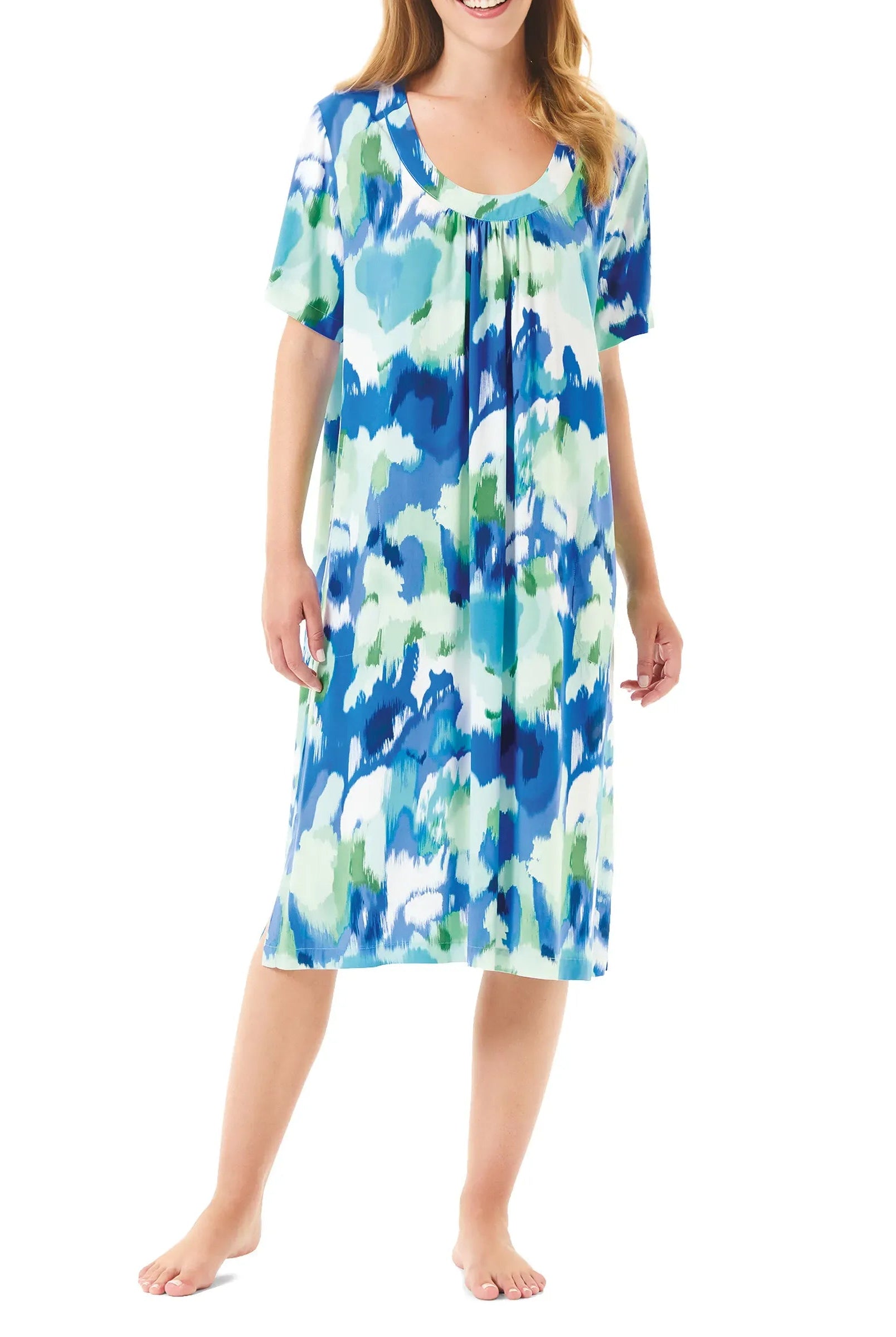 Mujer con vestido de playa para verano de colores con cuello redondo