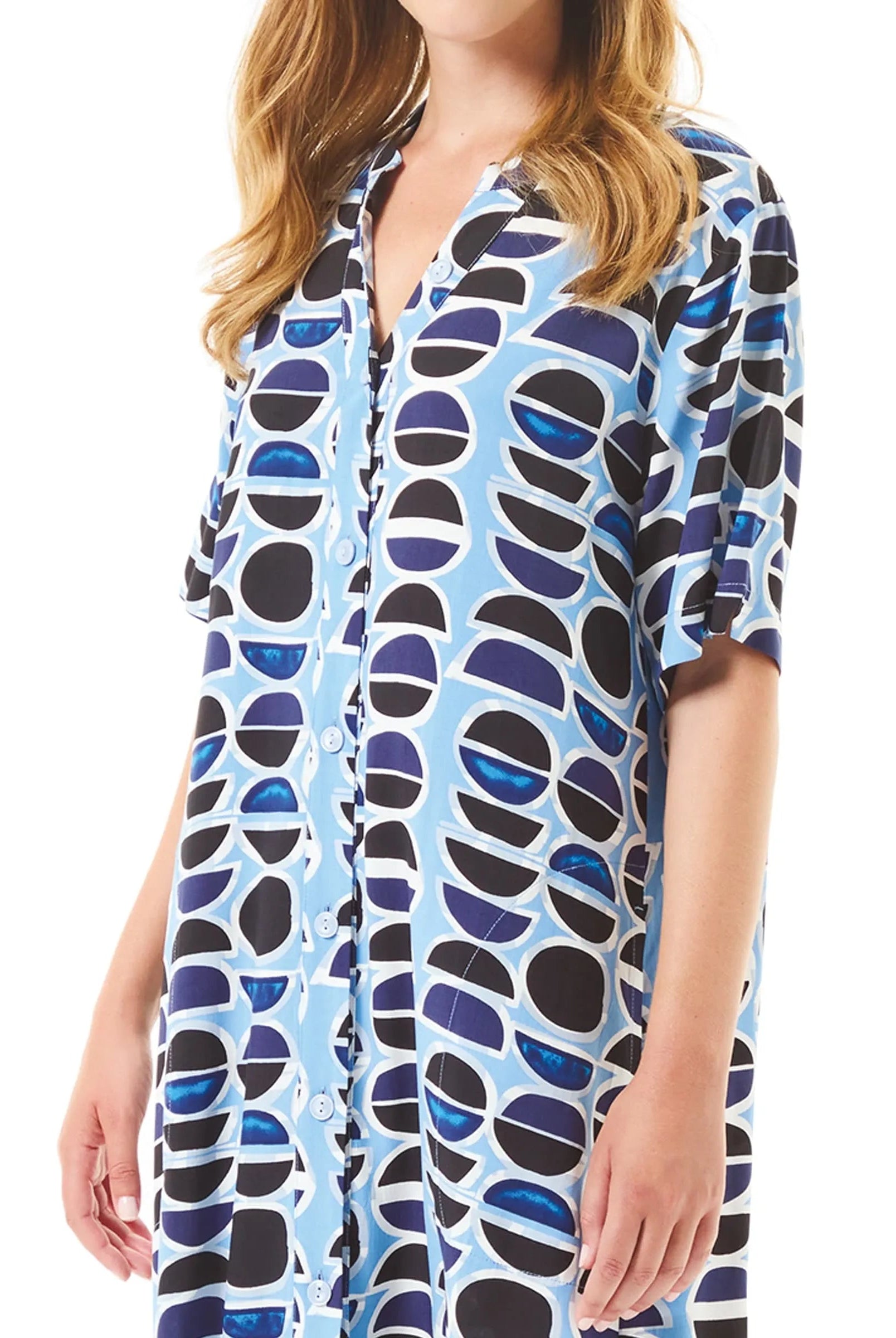 Detalle el estampado geométrico del vestido de verano en tejido punto viscosa azul