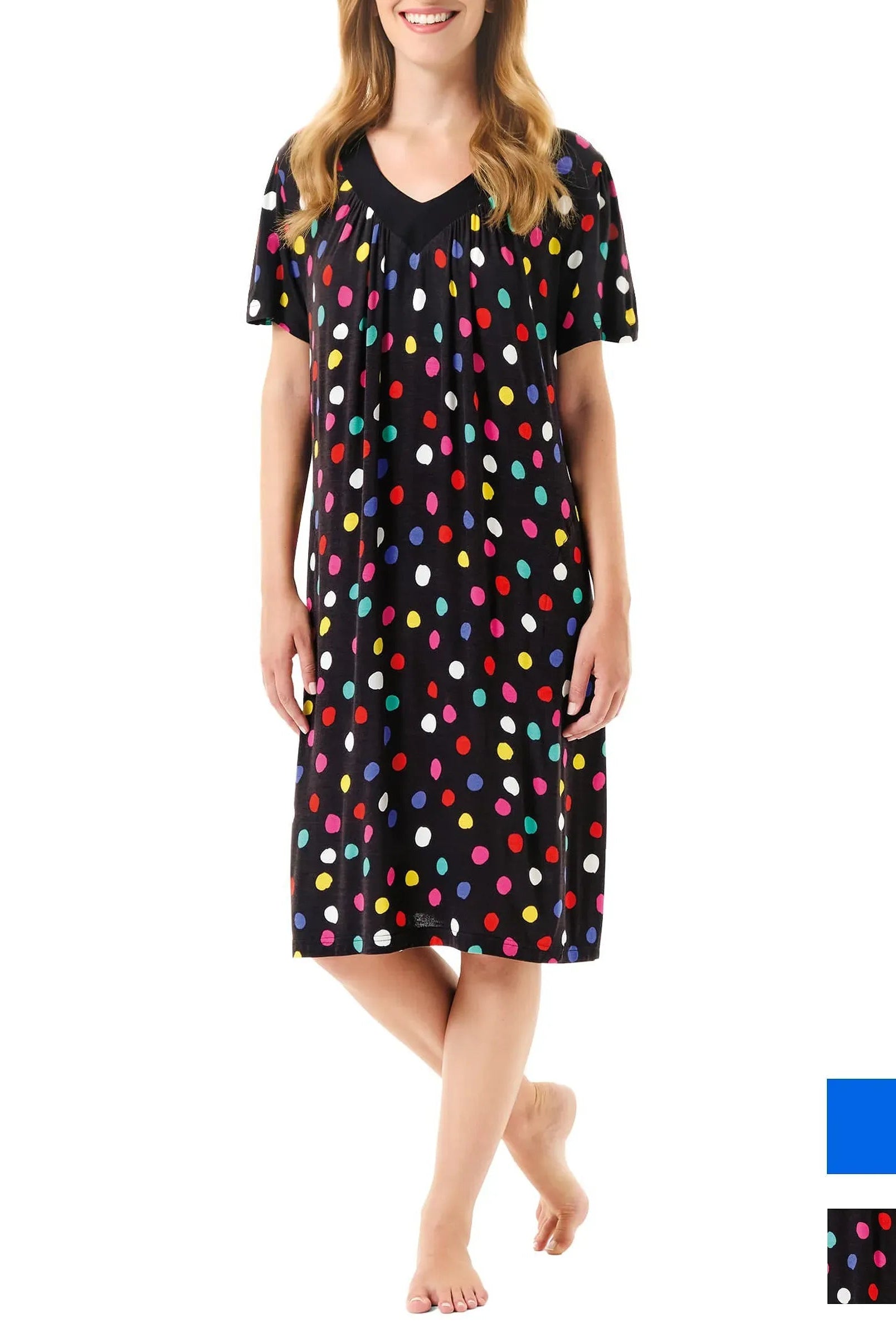Mujer con vestido de baño corto veraniego con estampado de colores
