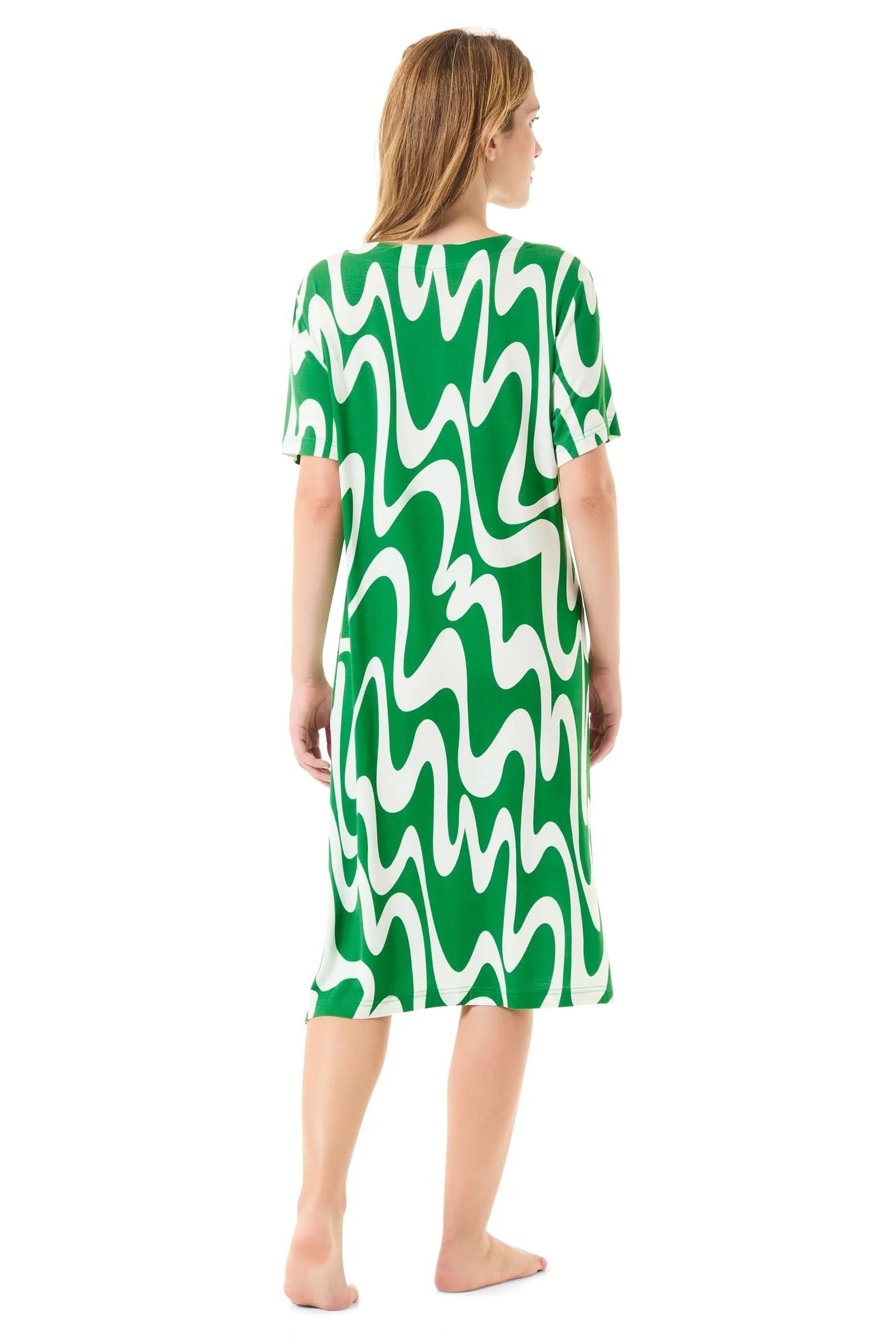 Vista trasera vestido corto de verano de manga corta
