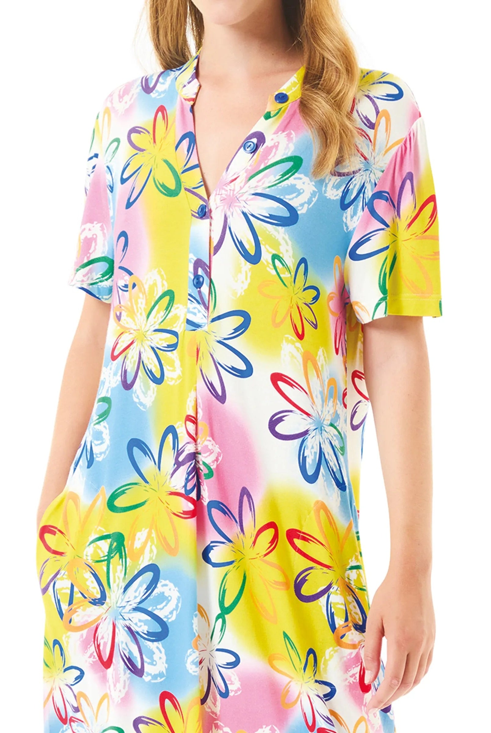 Vista detalle de escote con cuello en v y botones de vestido de flores para verano