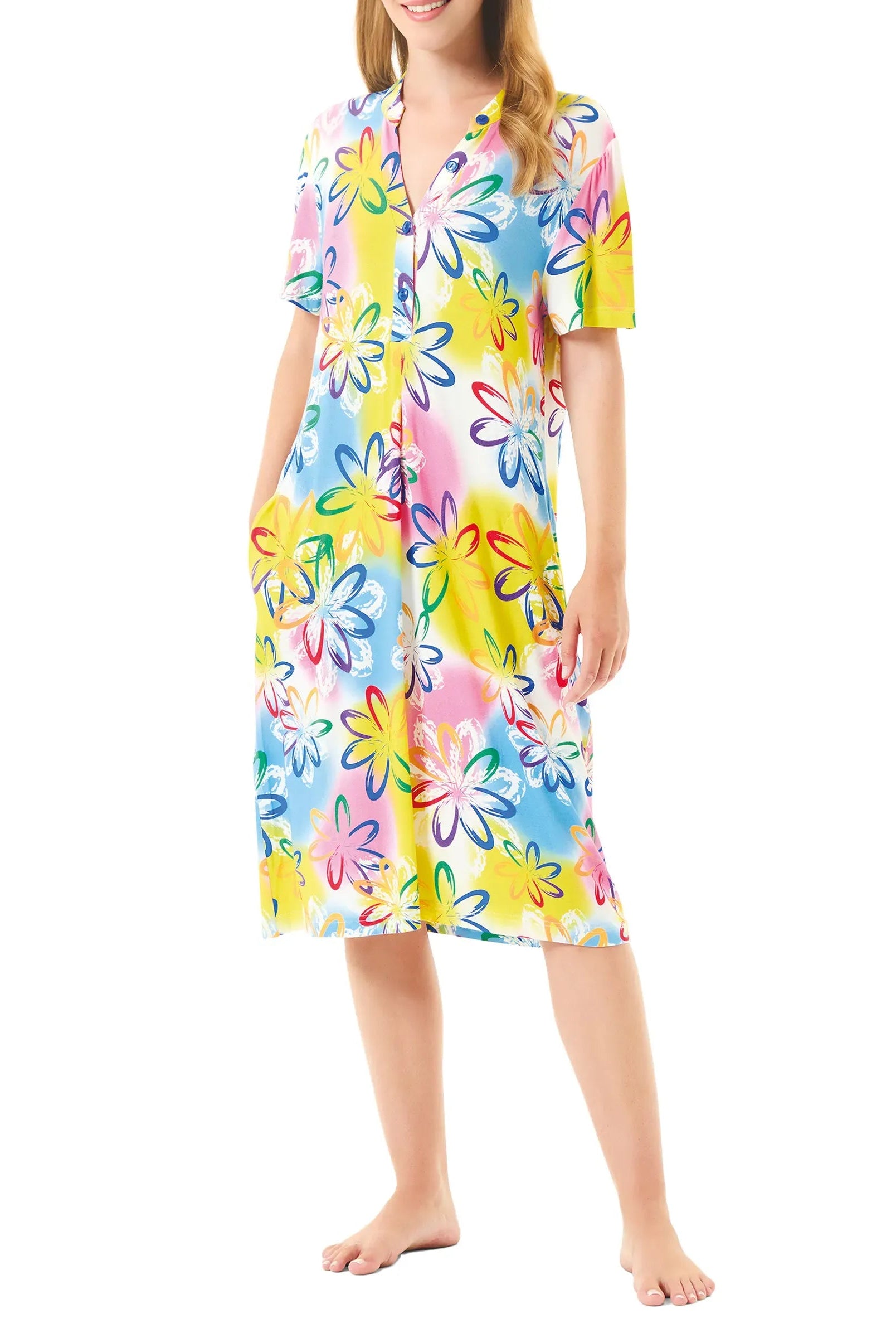Mujer con vestido corto de verano estampado de flores y cuello abierto con botones