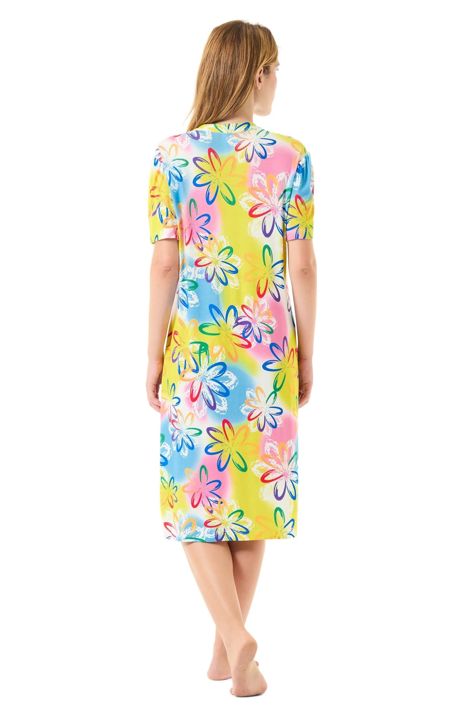 Vista trasera de mujer con vestido de flores para verano