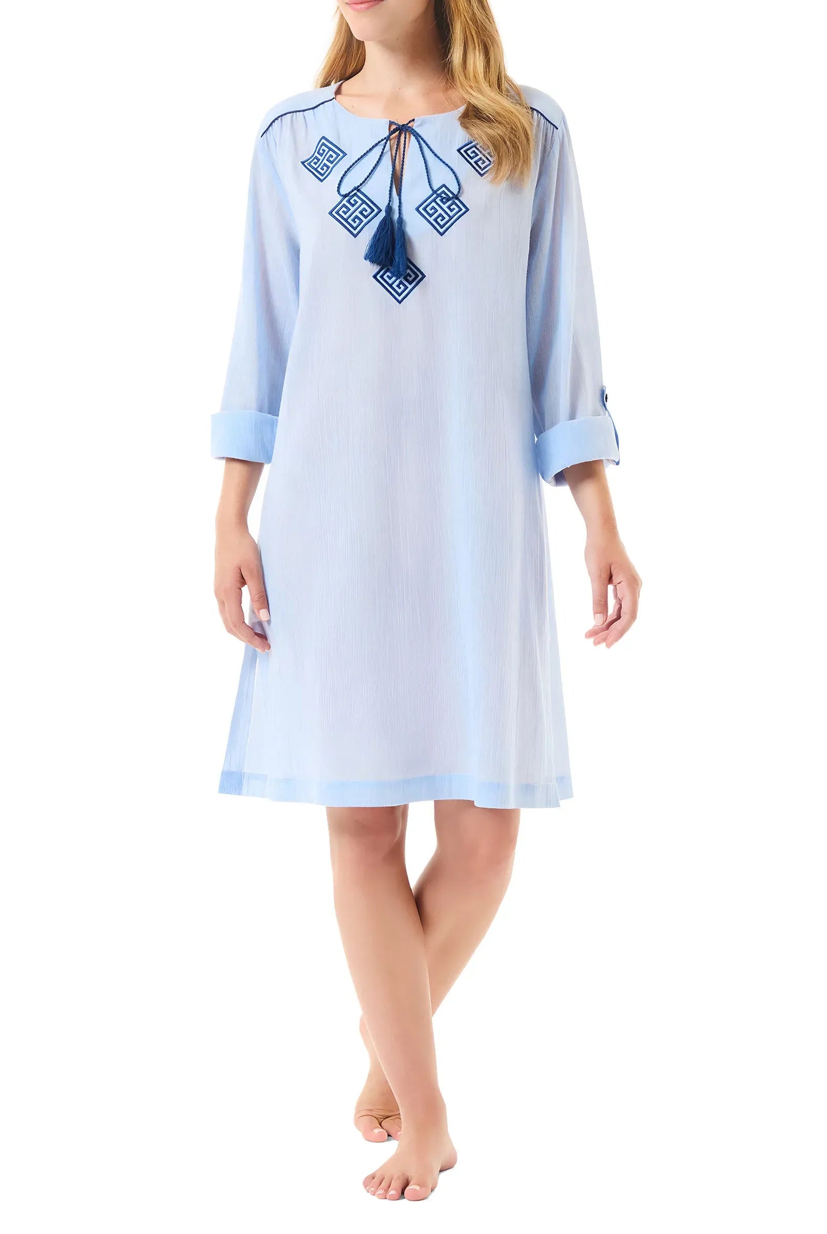 Vista de espalda de vestido de manga larga para verano tono azul
