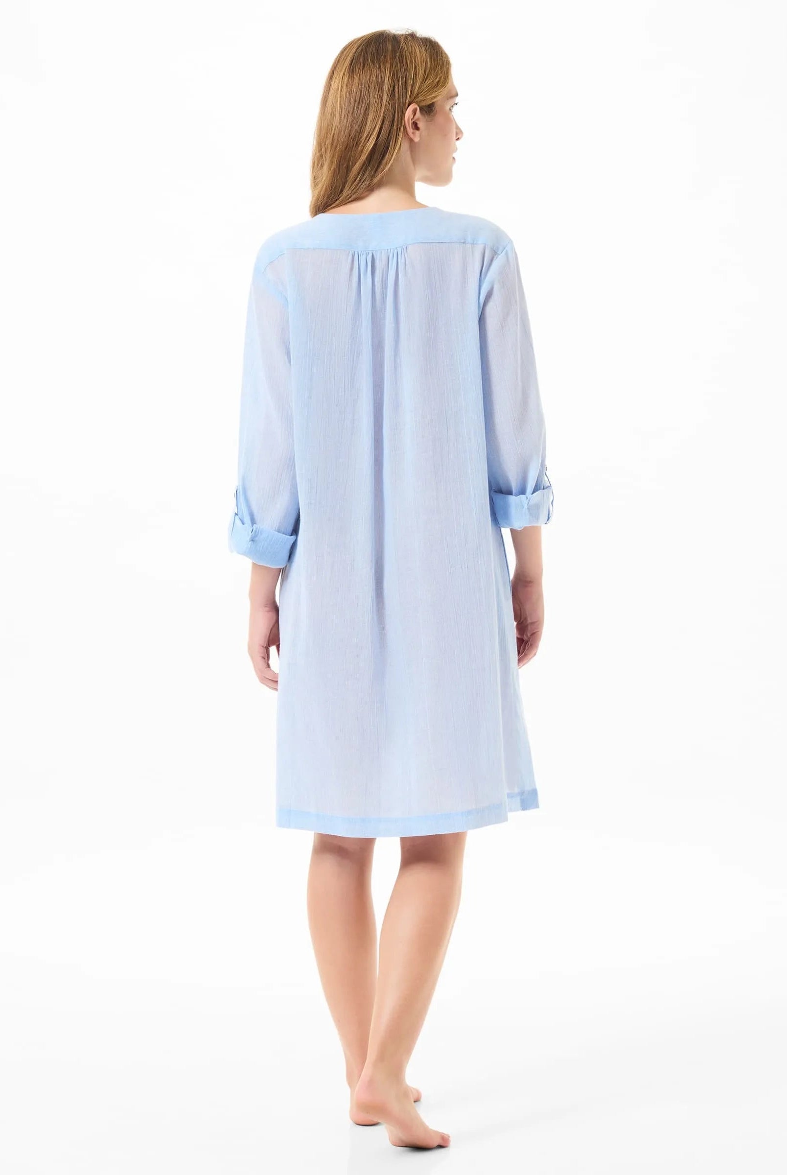 Vestido corto de mujer, con bordado, manga larga, cuello redondo con abertura.