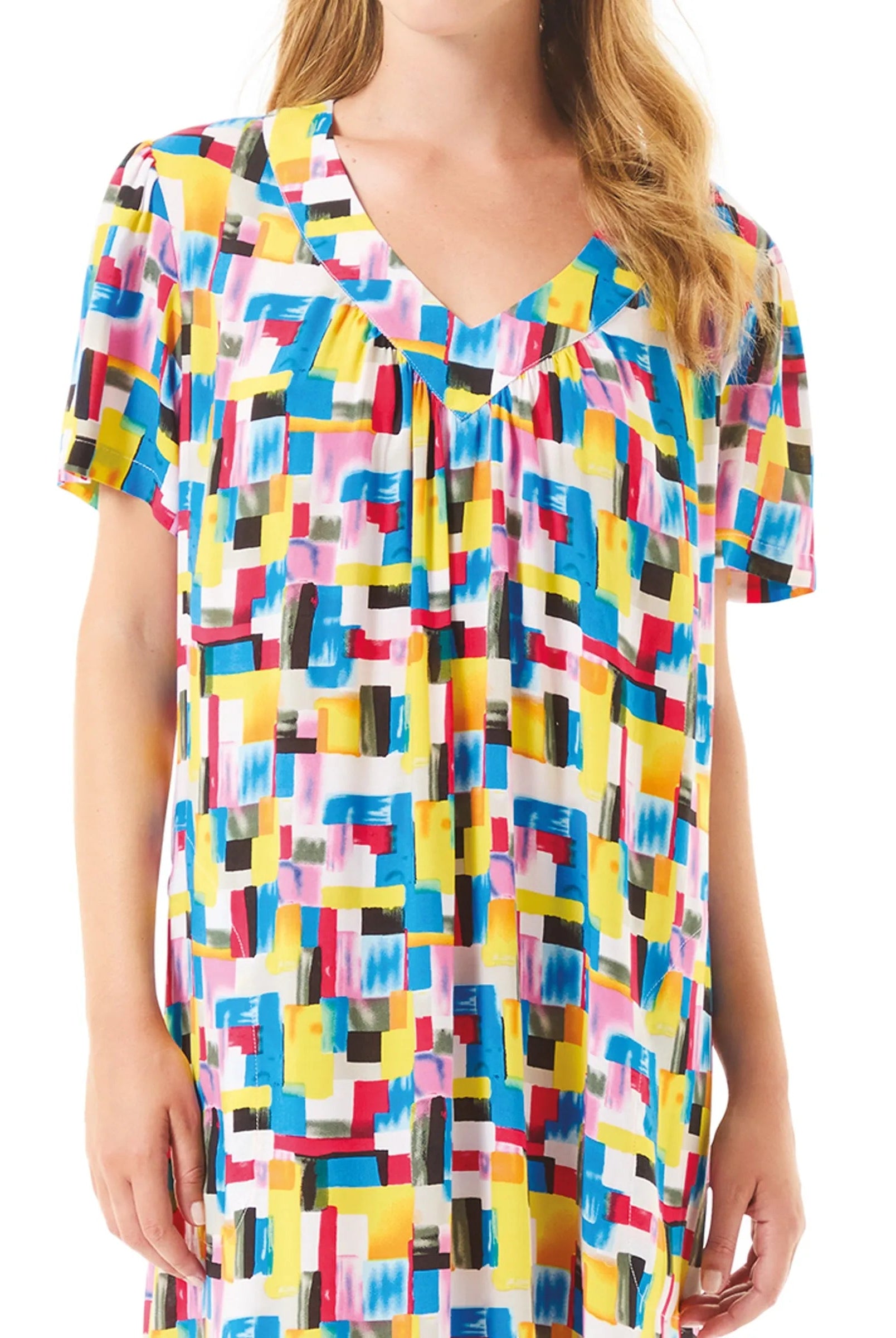 Vista detalle del cuello en pico del vestido de playa para verano con mangas y estampado colores