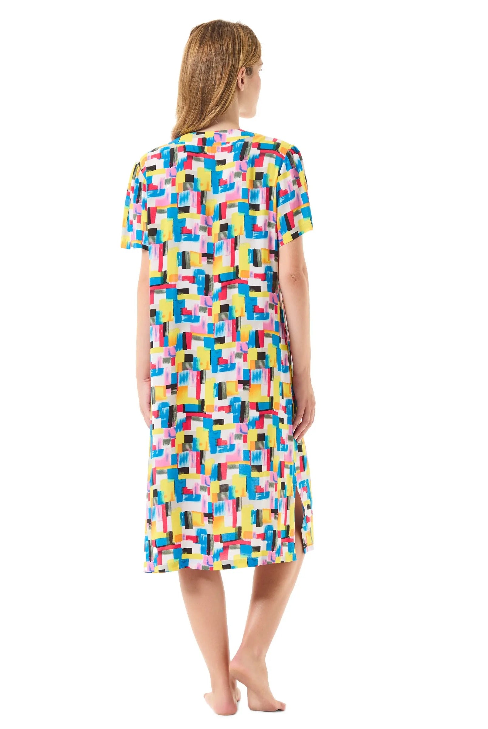 Vista de espaldas de mujer con vestido de playa multicolor de manga corta