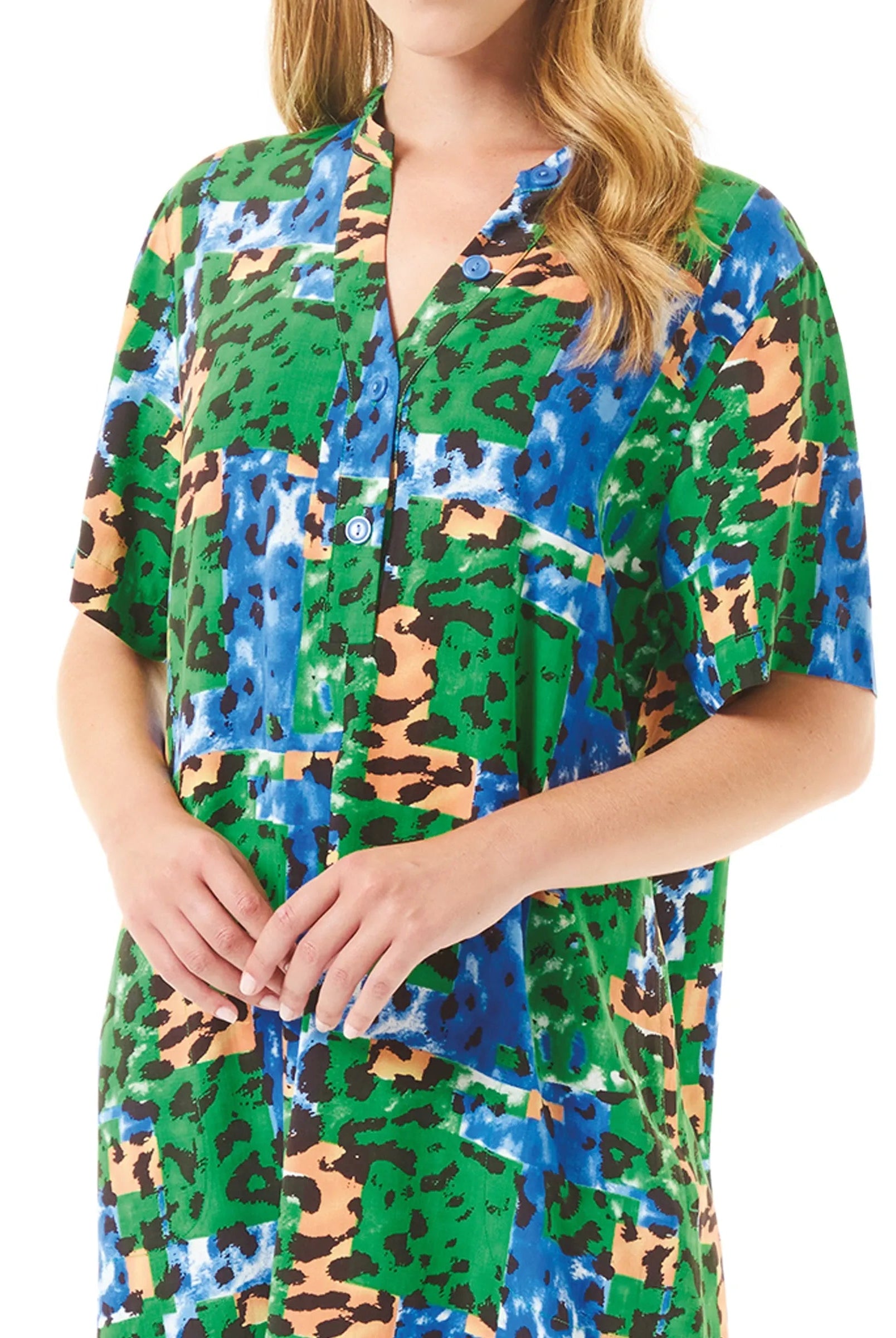 Modelo luce vestido corto de verano abotonado con estampado de animal print y bolsillos