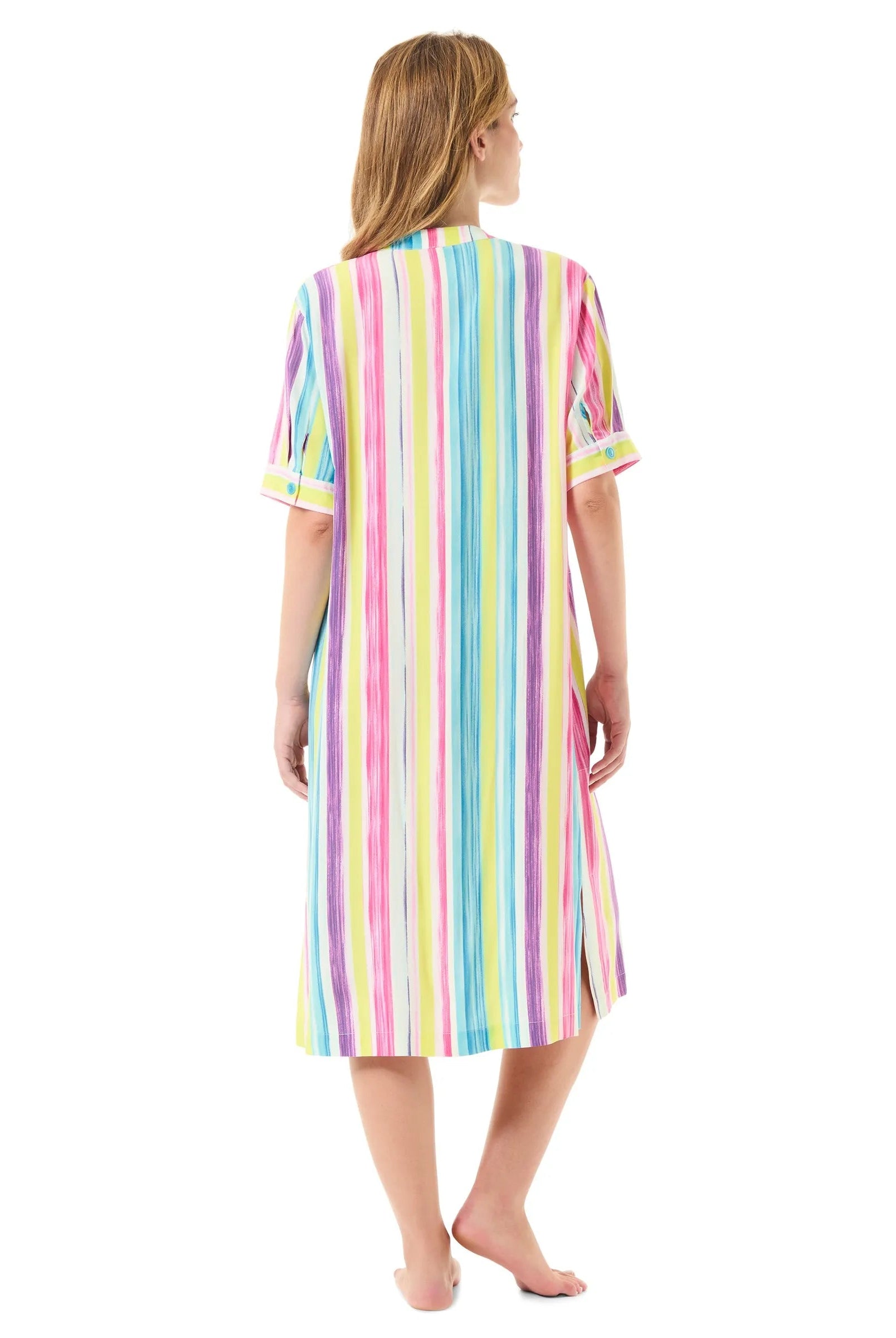 Vista trasera de mujer luciendo vestido de playa con manga corta y estampado de rayas de colores
