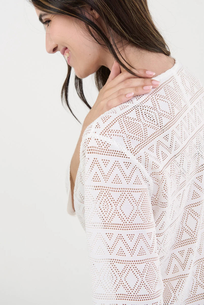 Vestido de baño de mujer corto negro con manga en punto desagujado motivos geométricos con cuello pico.