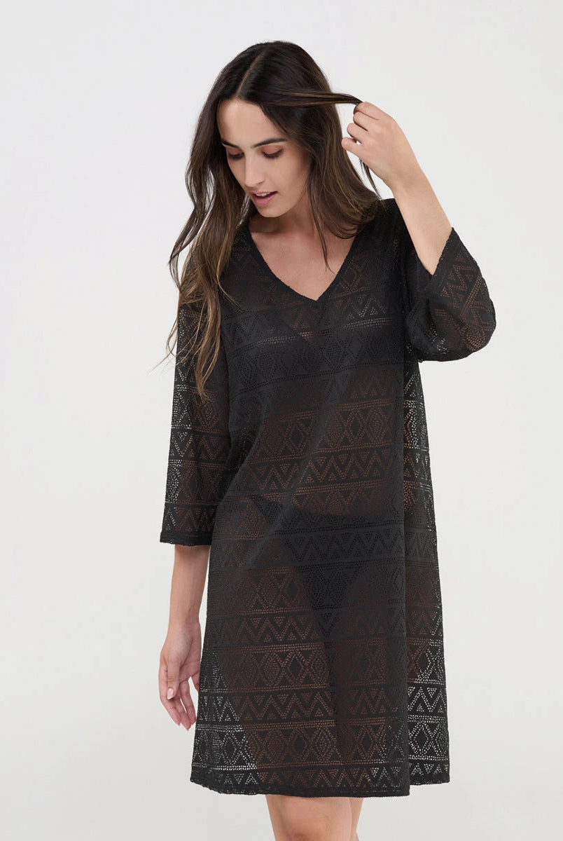 Mujer con vestido midi holgado con estampado étnico en azul, verde y blanco, cuello en V y manga corta