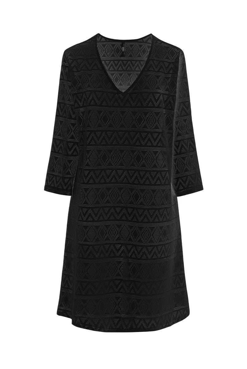 Mujer posa con vestido playero corto abierto con botones y estampado de rayas multicolor