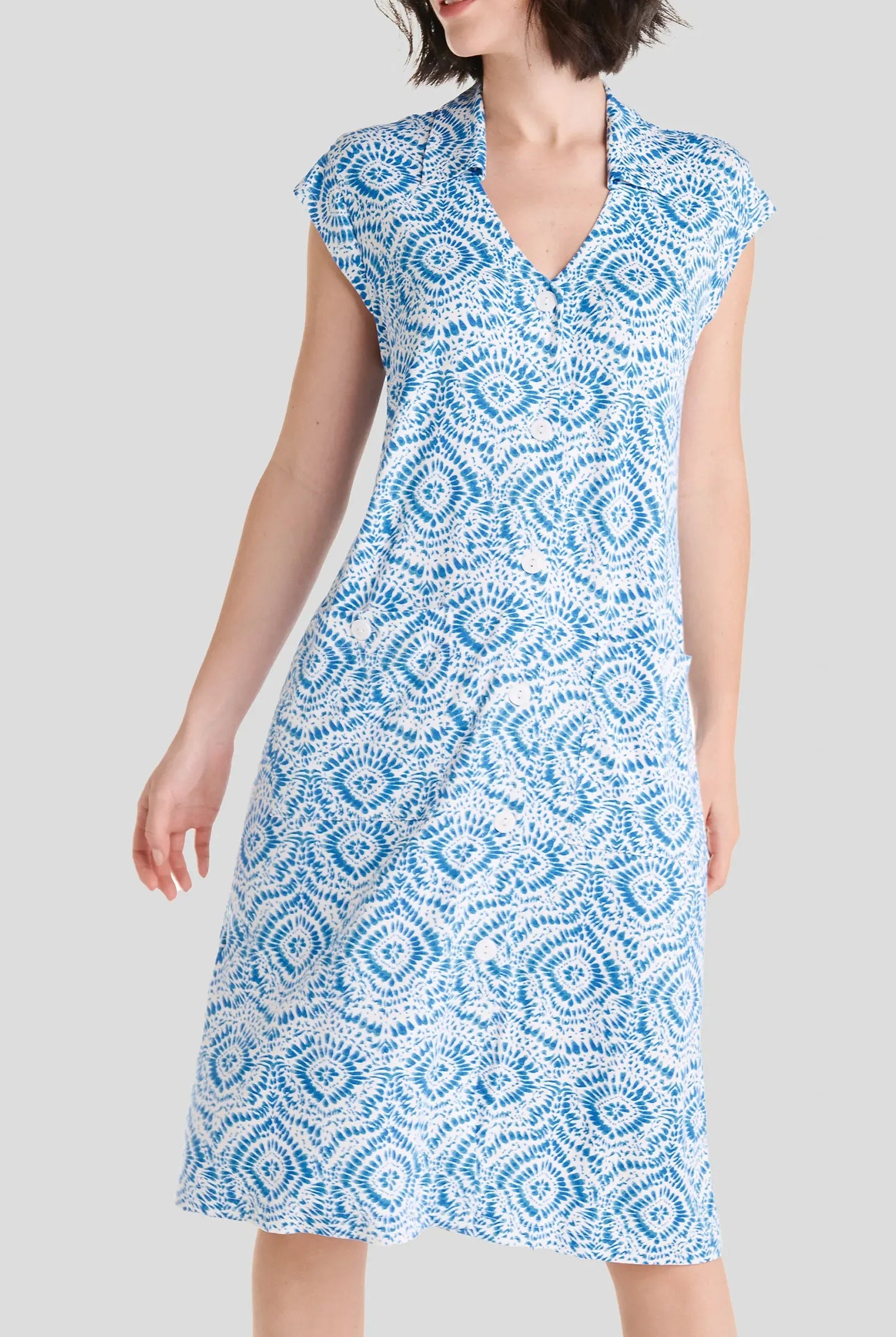 Mujer con vestido corto de verano abierto azul estampado