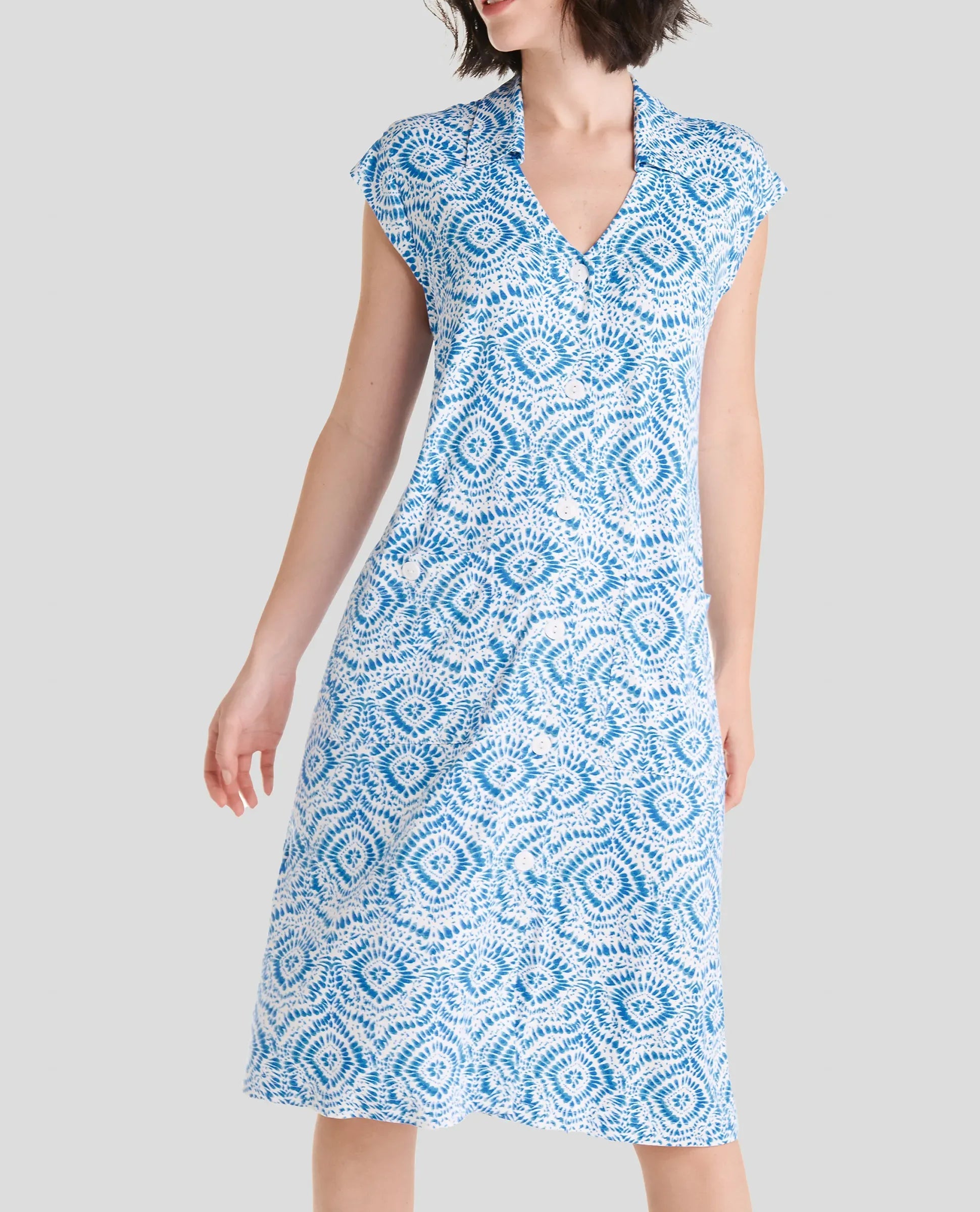 Mujer con vestido corto de verano abierto azul estampado