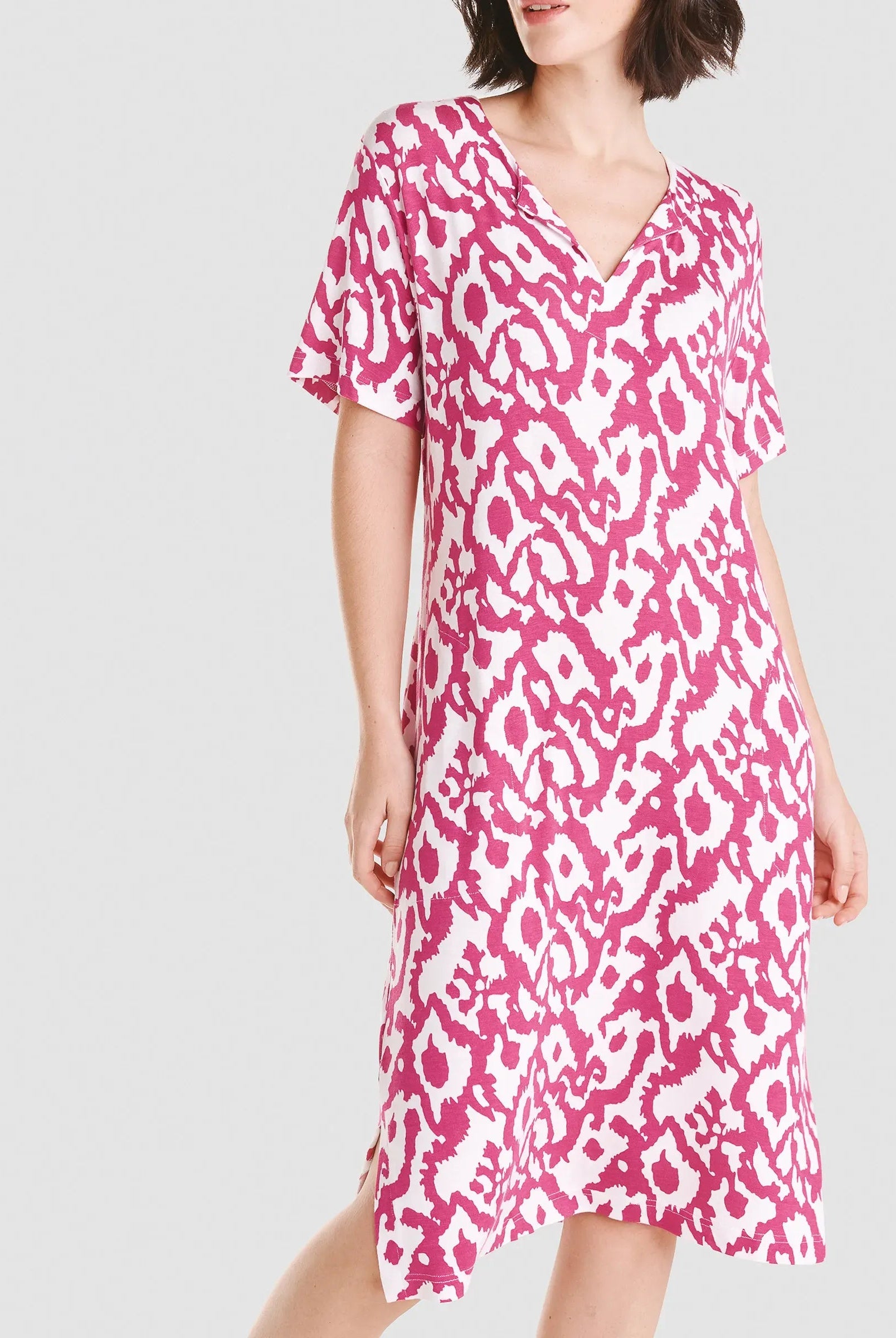 Vestido corto de baño de mujer en viscosa fucsia estampada con escote abierto