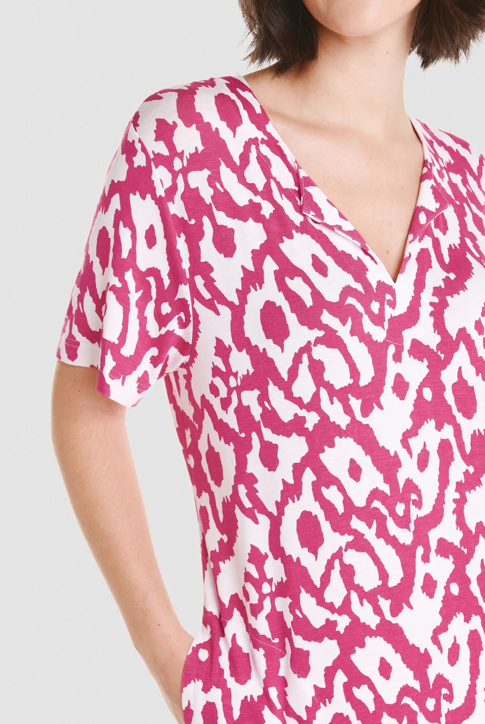 Vestido de manga corta para verano con escote con abertura en viscosa fucsia