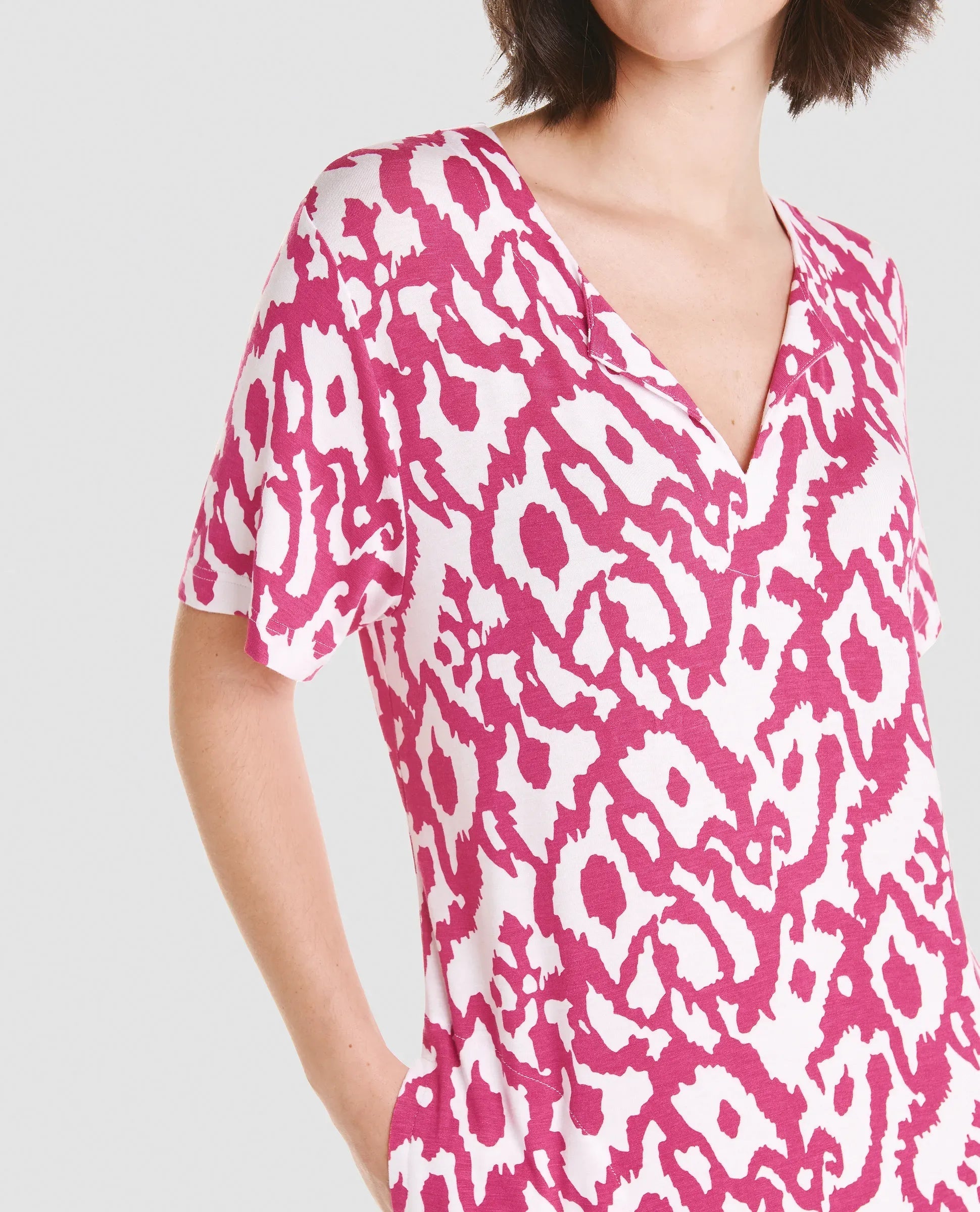 Vestido de manga corta para verano con escote con abertura en viscosa fucsia
