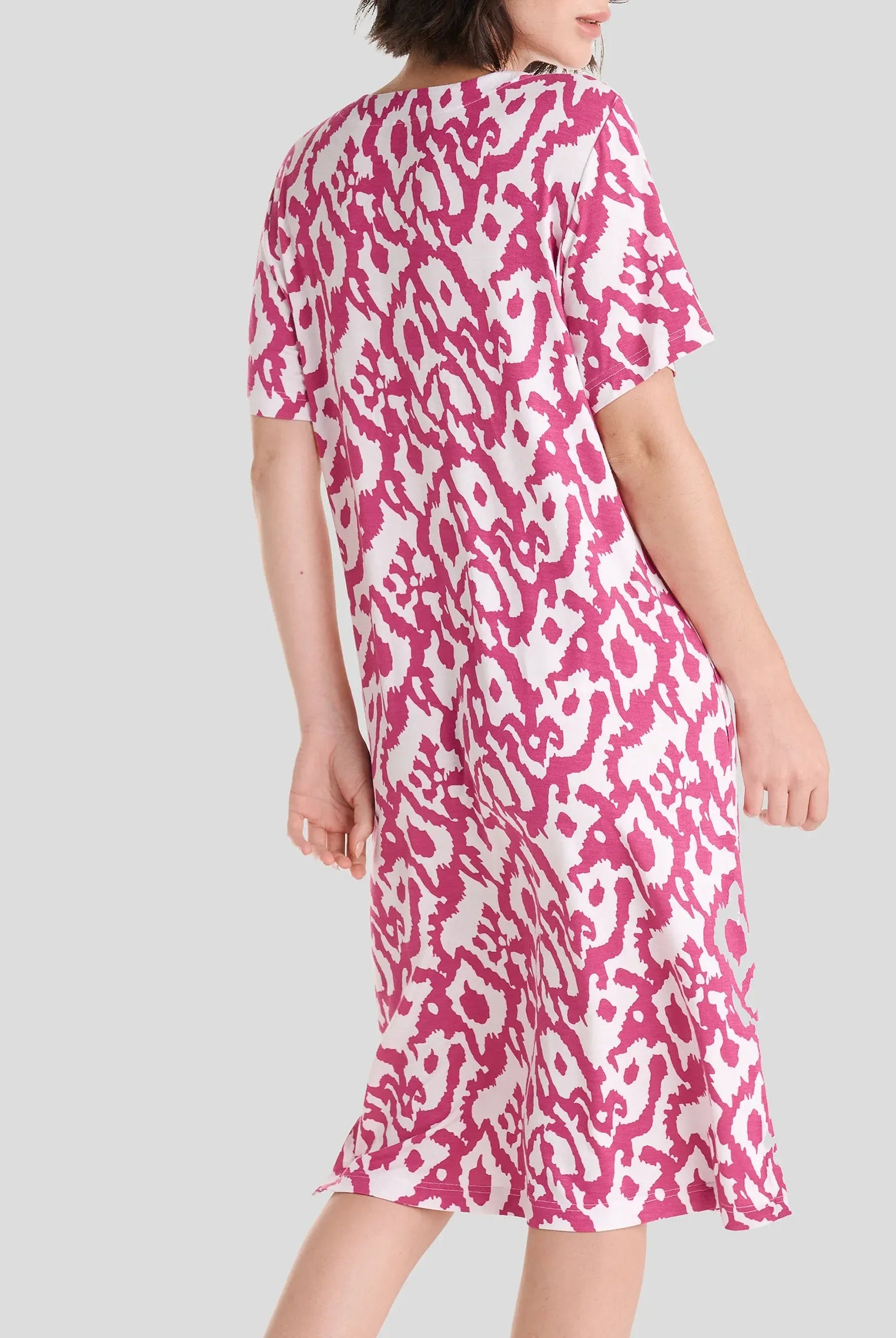 Vestido veraniego de manga corta con cuello abierto viscosa fucsia estampada