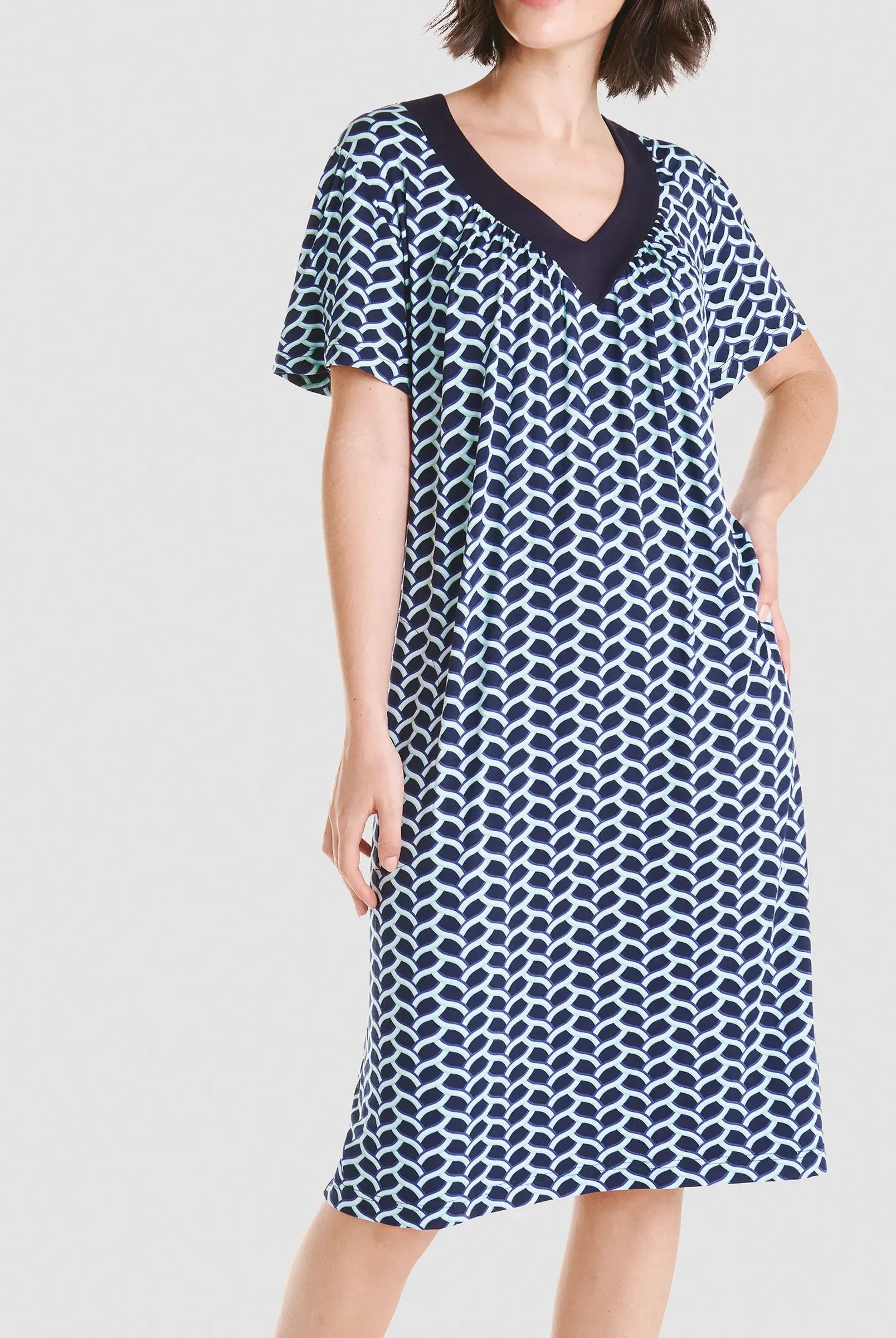 Vestido corto de verano marino de manga corta y cuello pico