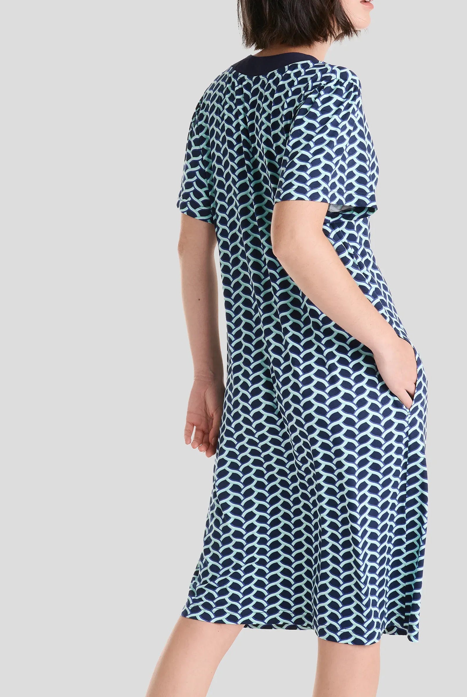 Vestido de baño veraniego de manga corta con estampado geométrico marino y bolsillos laterales