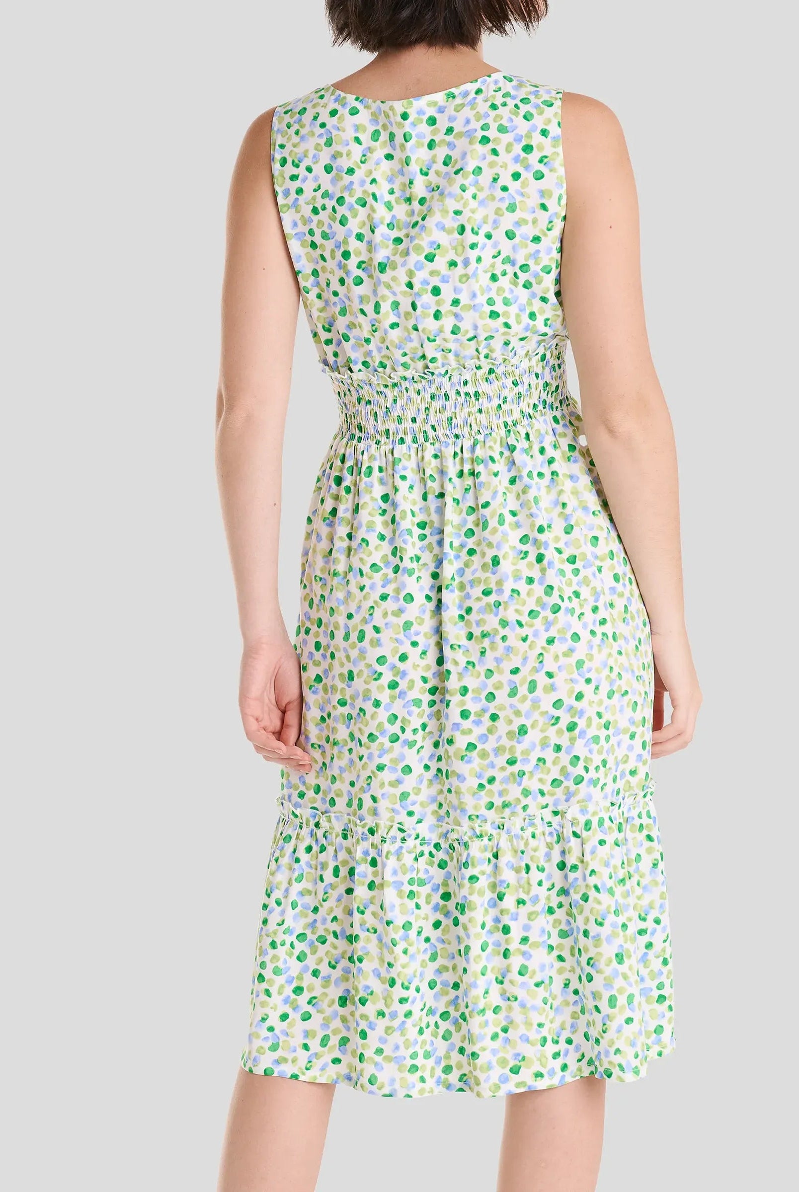 Vestido corto de verano viscosa sin mangas a topos y cintura nido de abeja