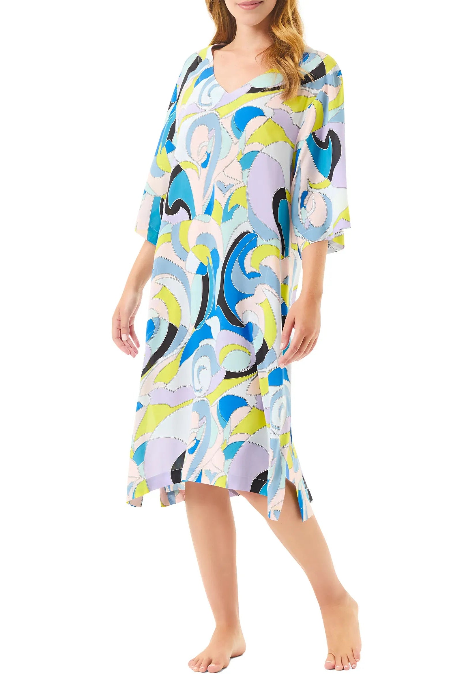 Mujer con vestido de baño corto veraniego con estampado de colores