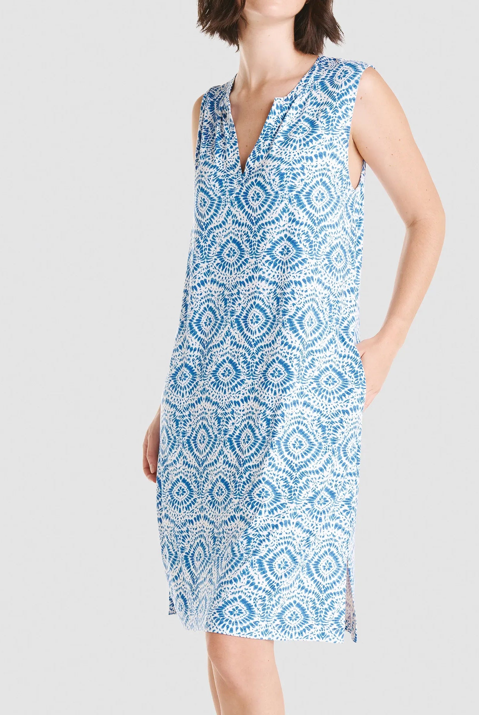 Mujer con vestido corto azul sin mangas especial moda baño