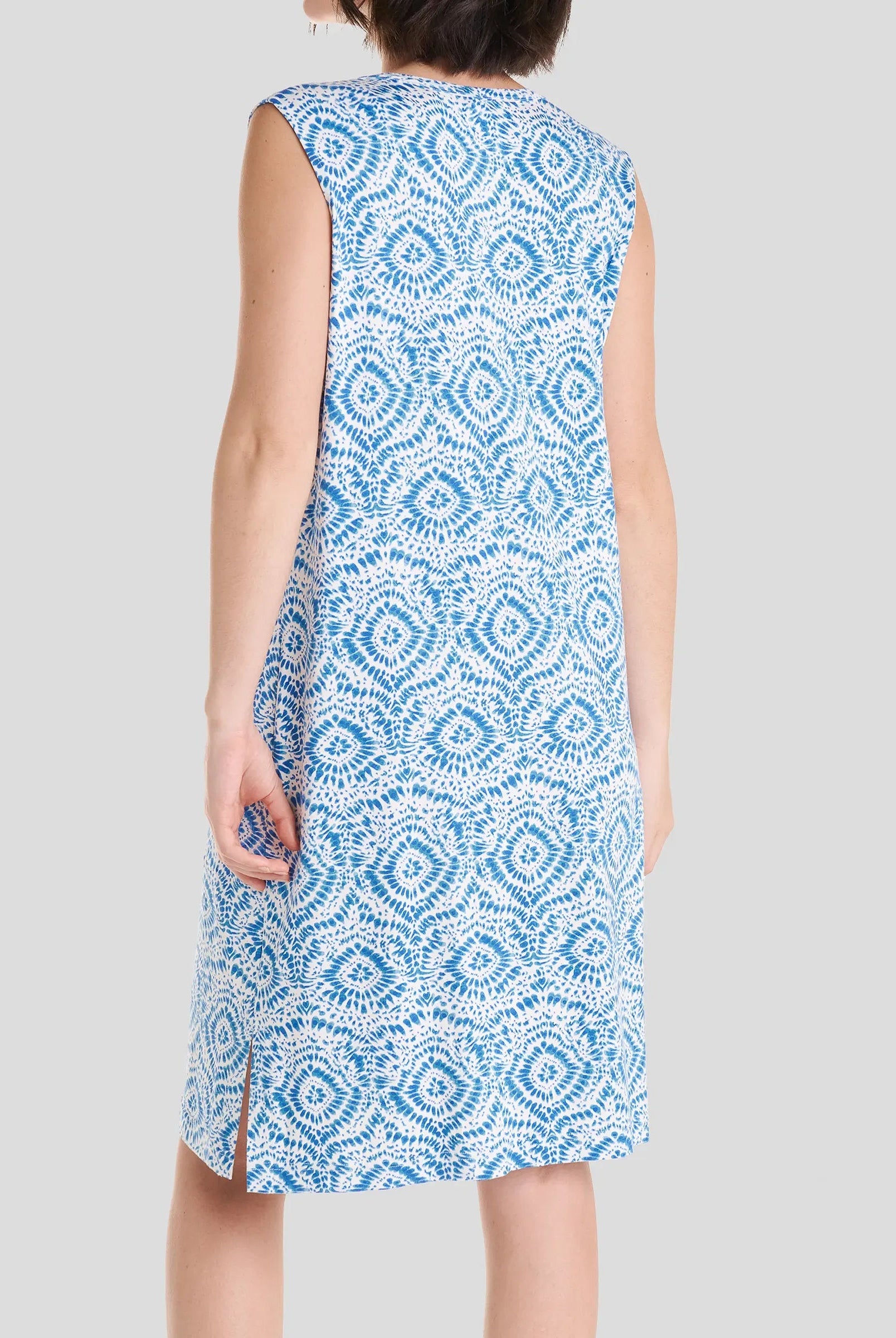 Trasera de vestido de baño corto sin mangas en estampado azul para verano