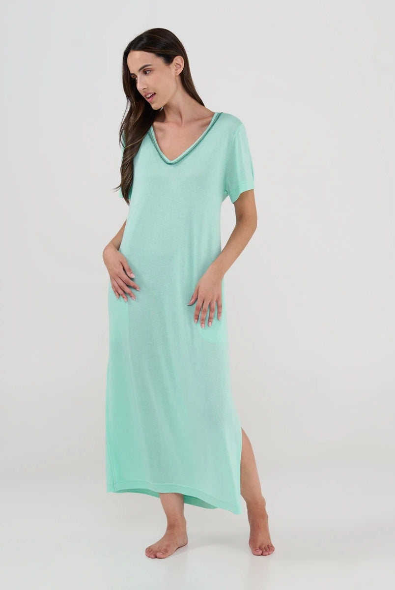 Mujer con vestido playero largo verde menta de manga corta y cuello en V con adorno flecos