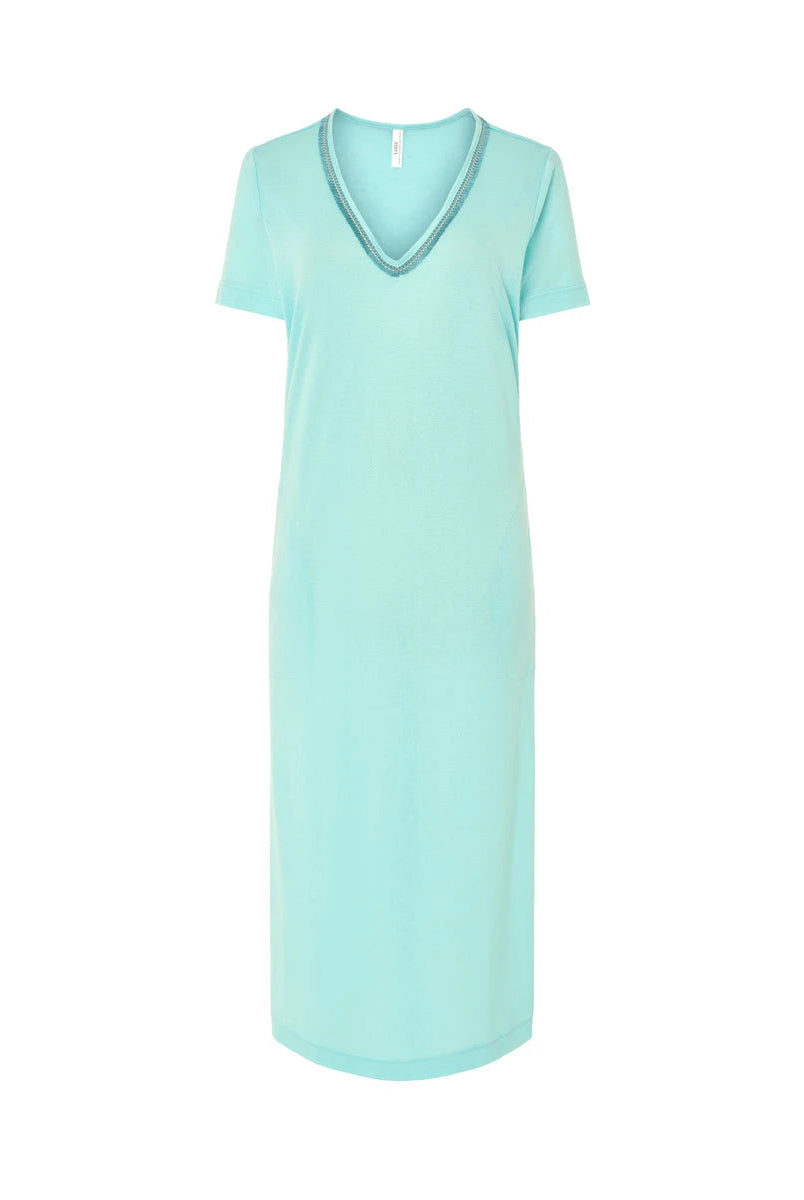 Vestido de baño largo de mujer de manga corta en punto verde con escote pico con adorno flecos y bolsillos laterales.