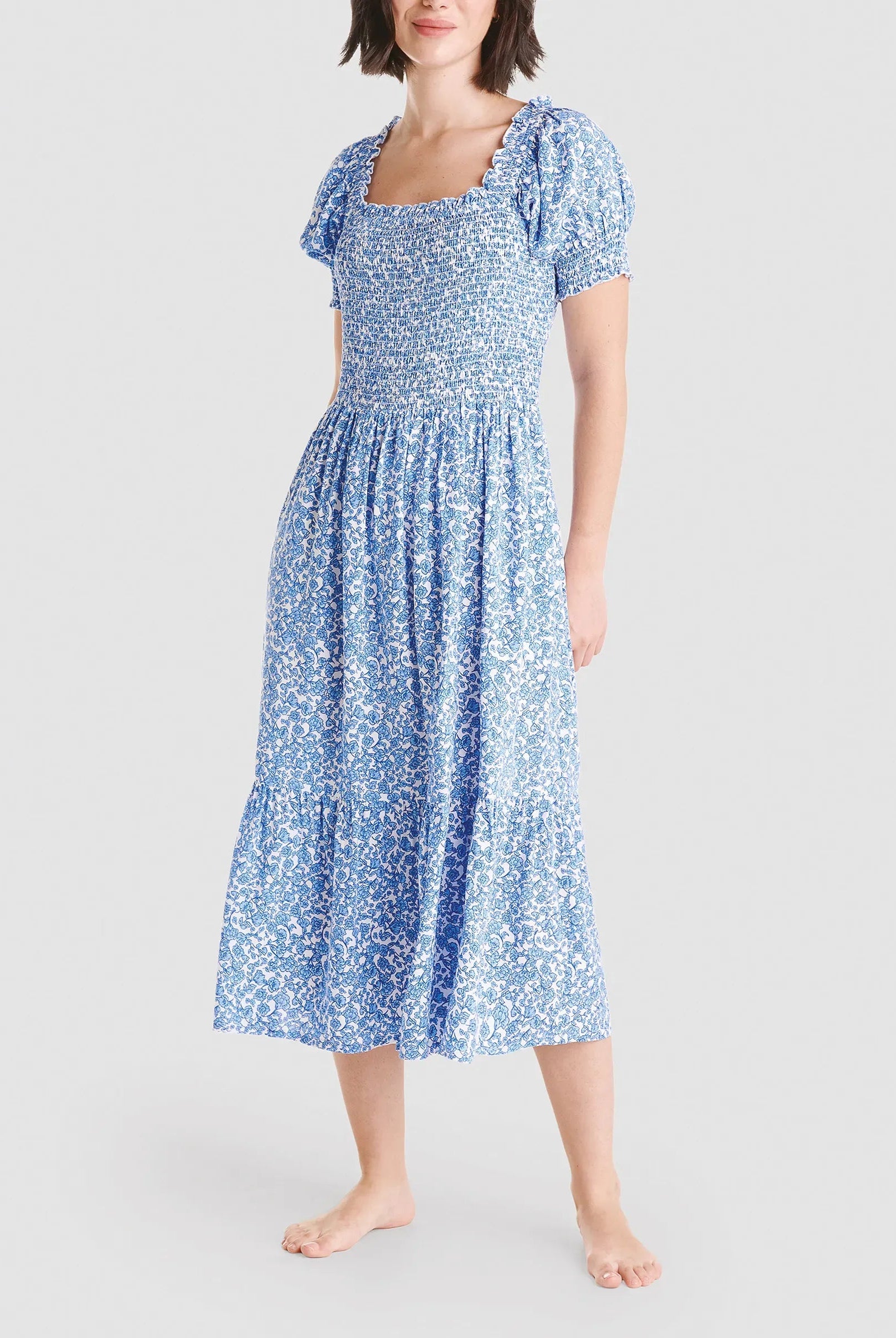 Mujer con vestido largo azul de flores de manga corta, top nido abeja y escote cuadrado
