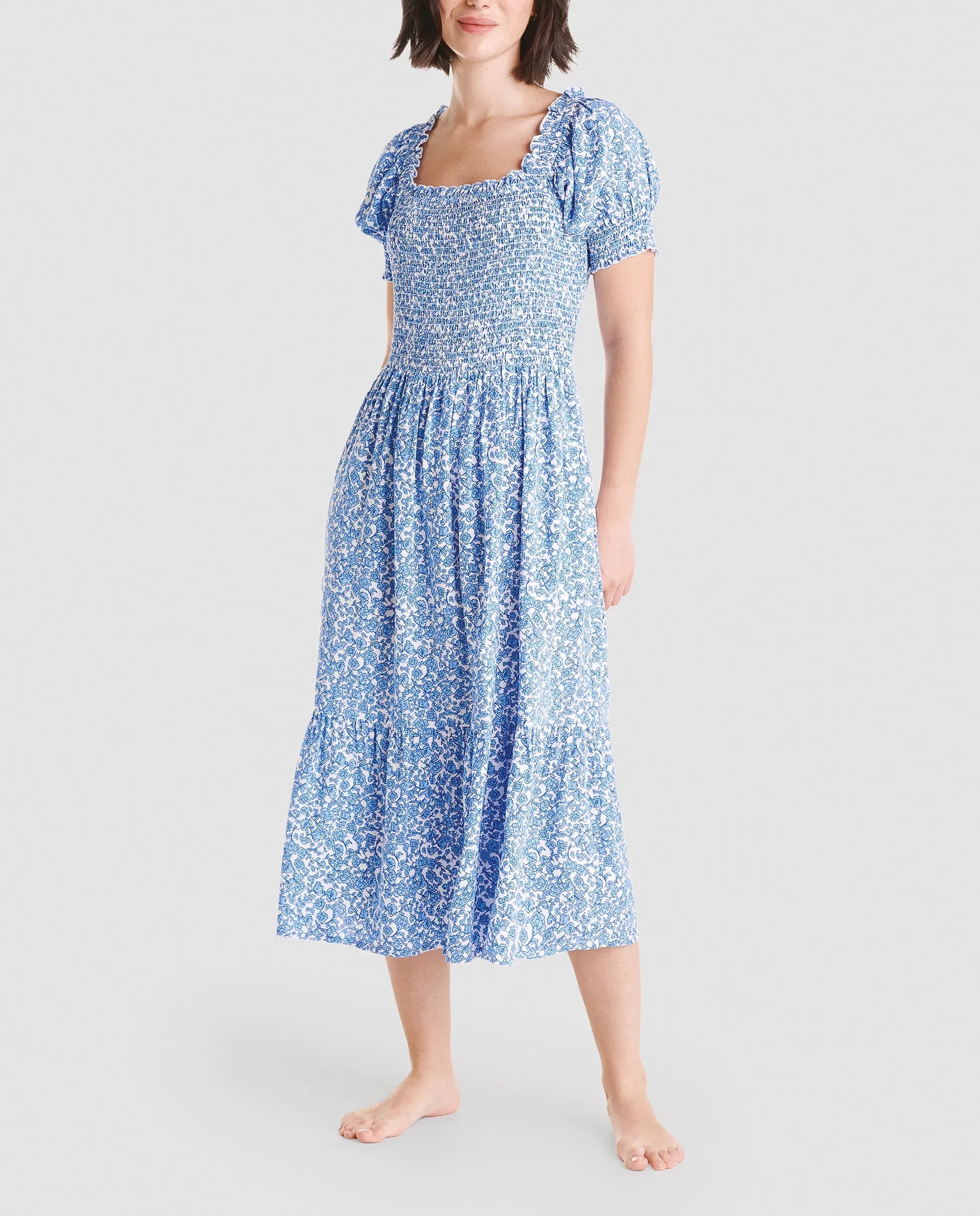 Mujer con vestido largo azul de flores de manga corta, top nido abeja y escote cuadrado